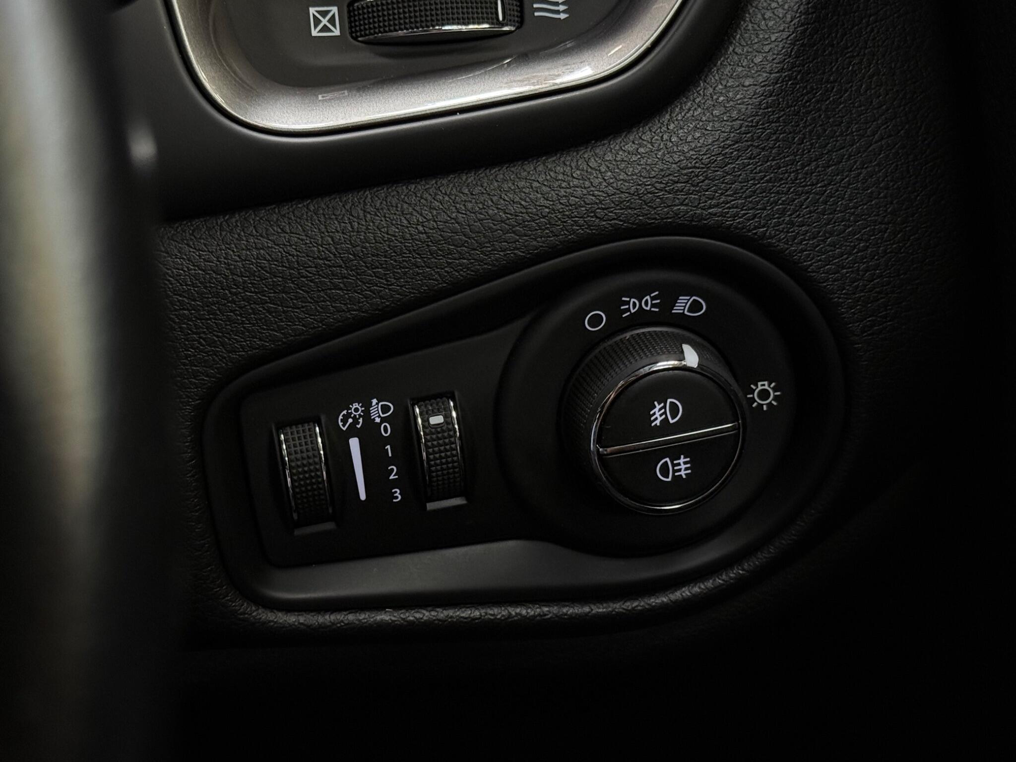 Jeep Renegade view 18