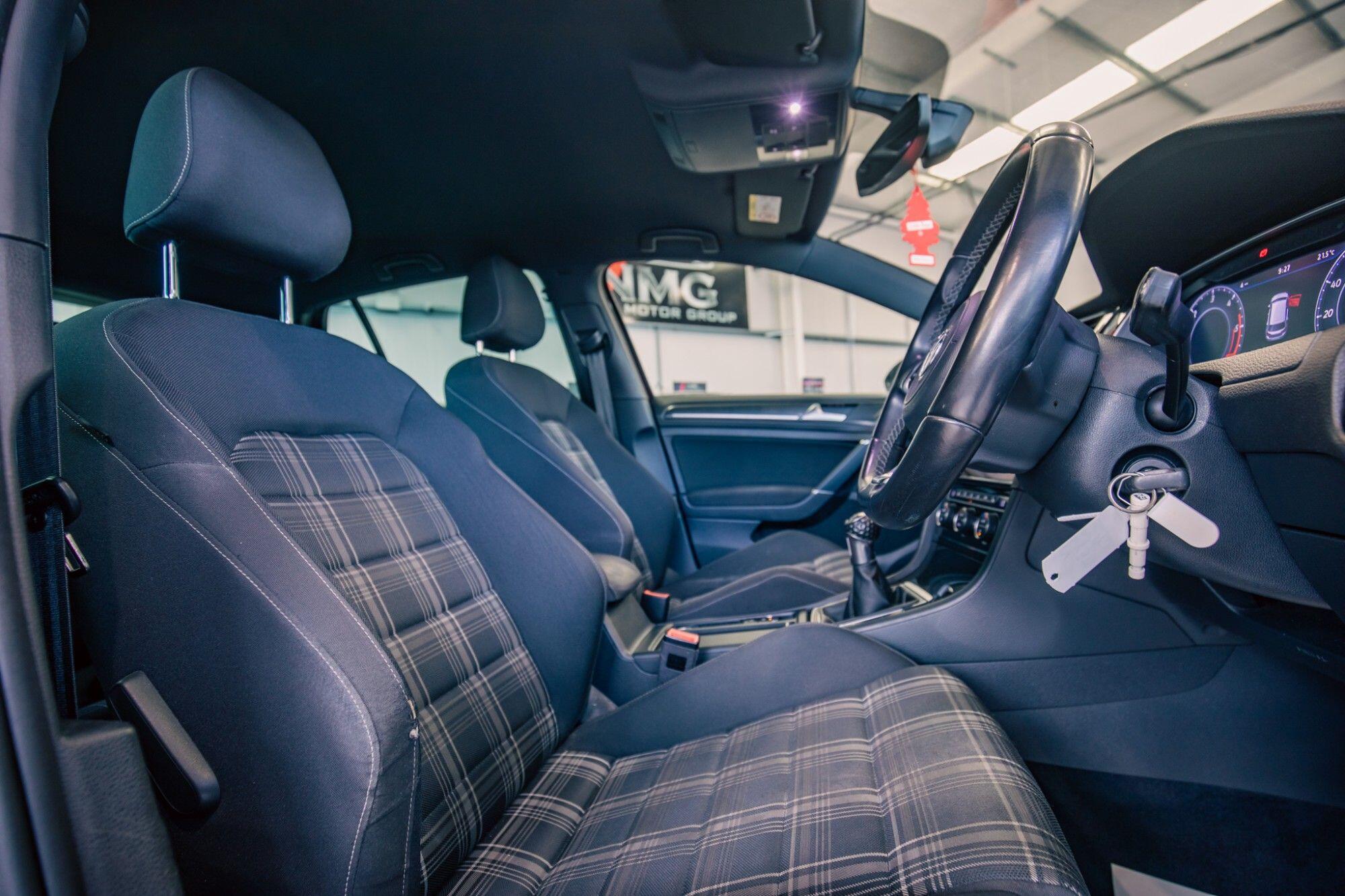 Volkswagen Golf view 3