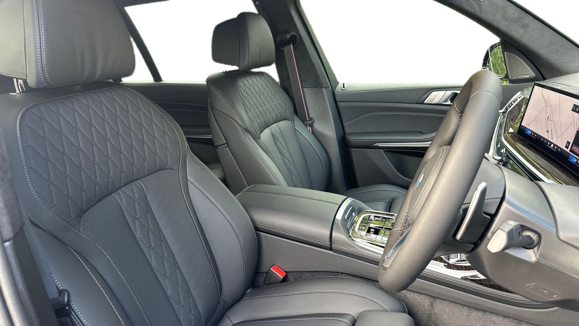 BMW X7 view 11