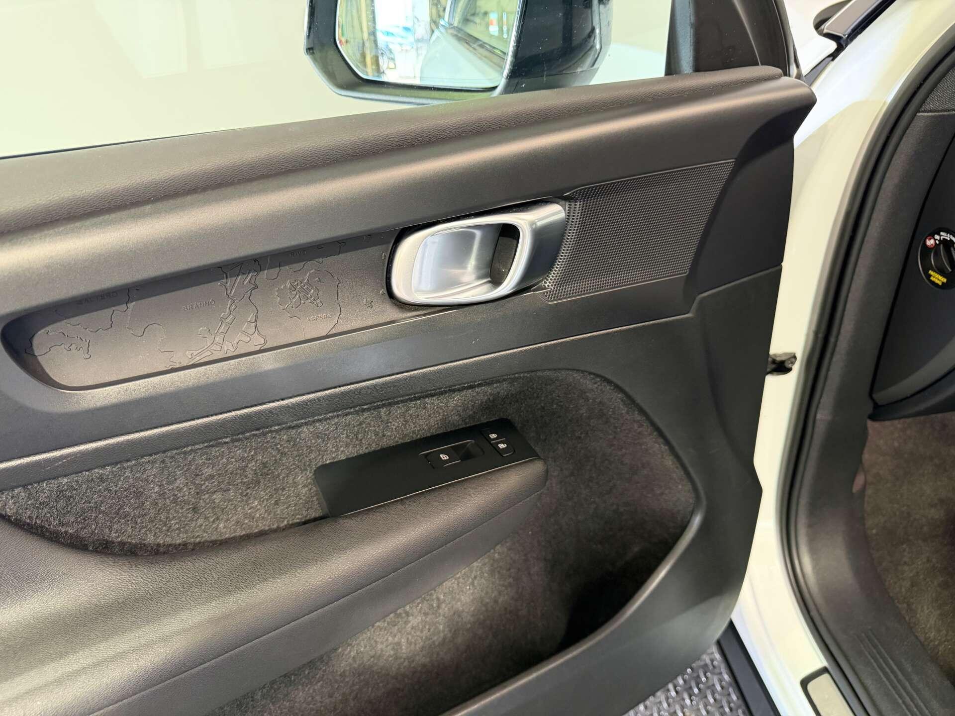 Volvo XC40 view 60