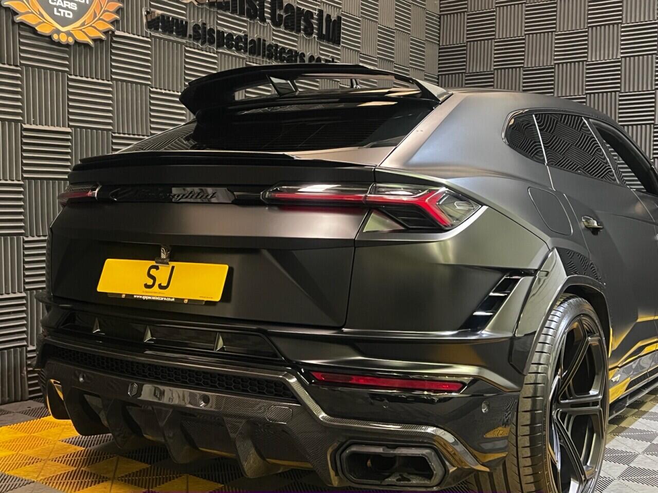 Lamborghini Urus view 5