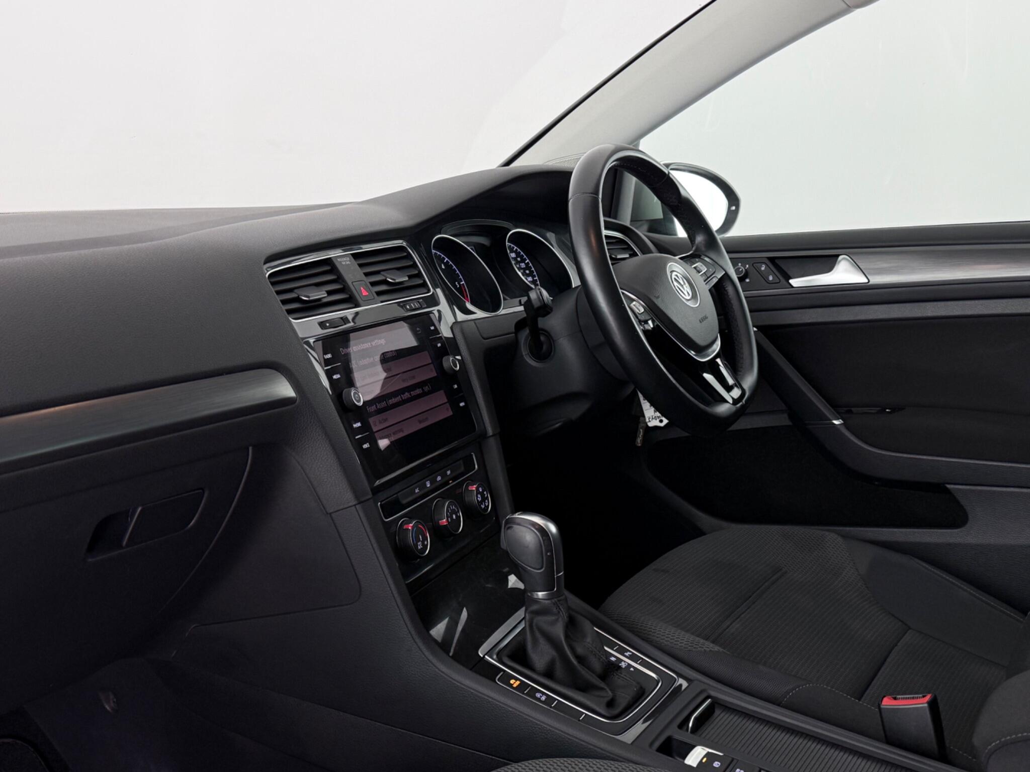 Volkswagen Golf view 4
