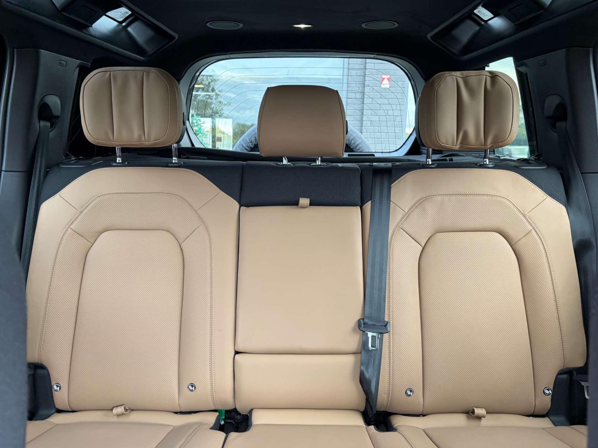 Land Rover Defender 110 view 31