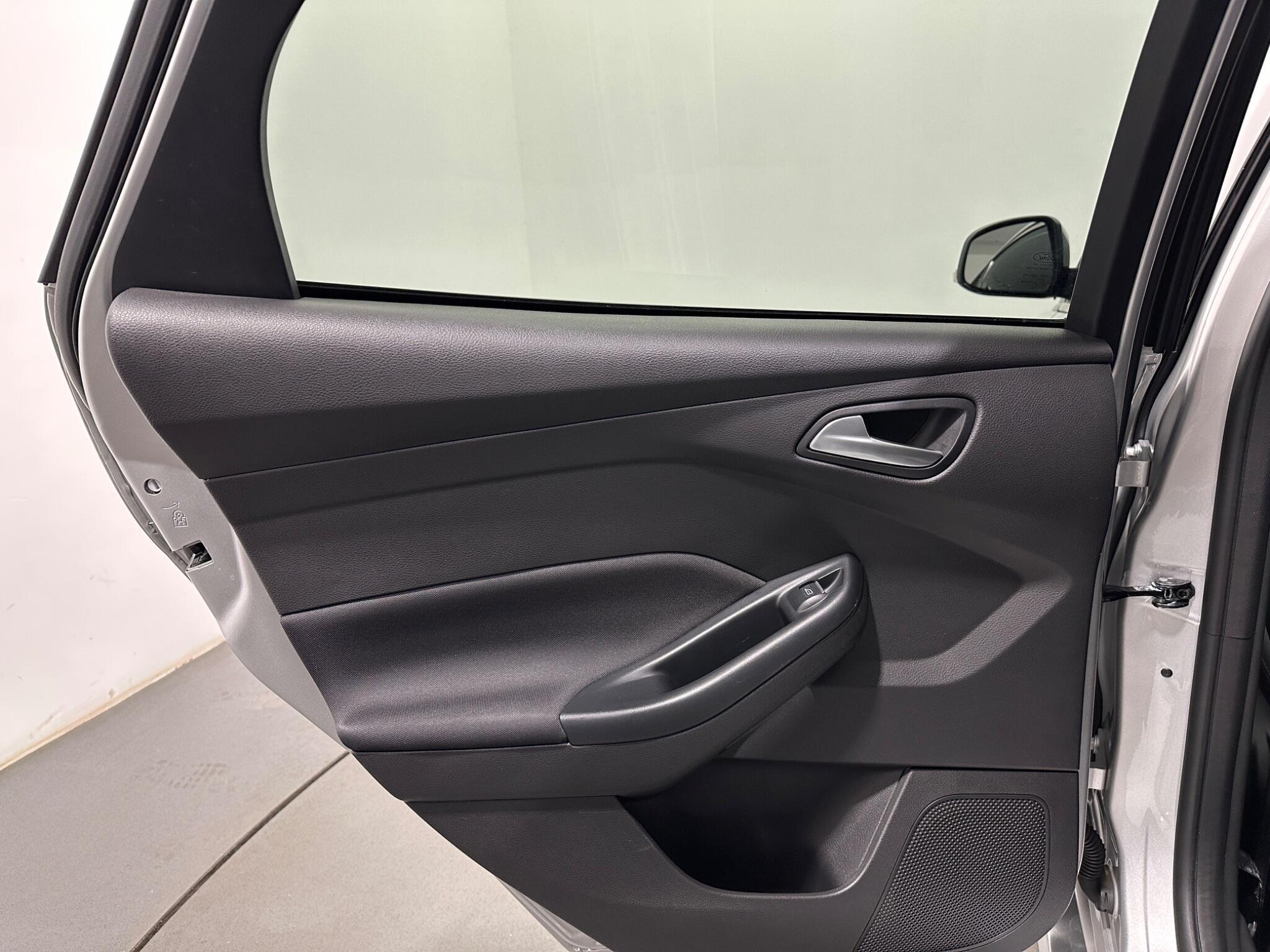 Ford Focus view 39