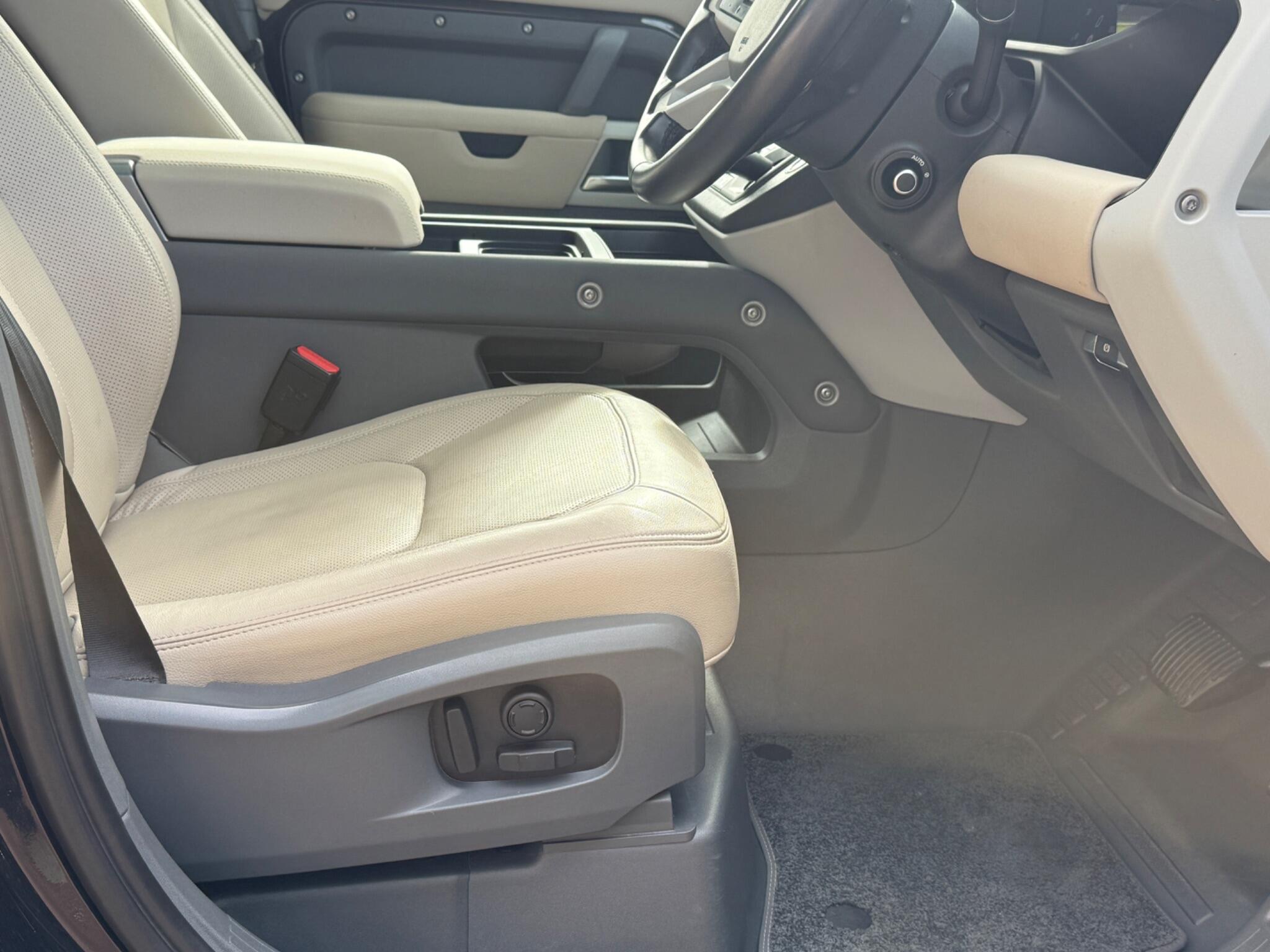 Land Rover Defender view 25
