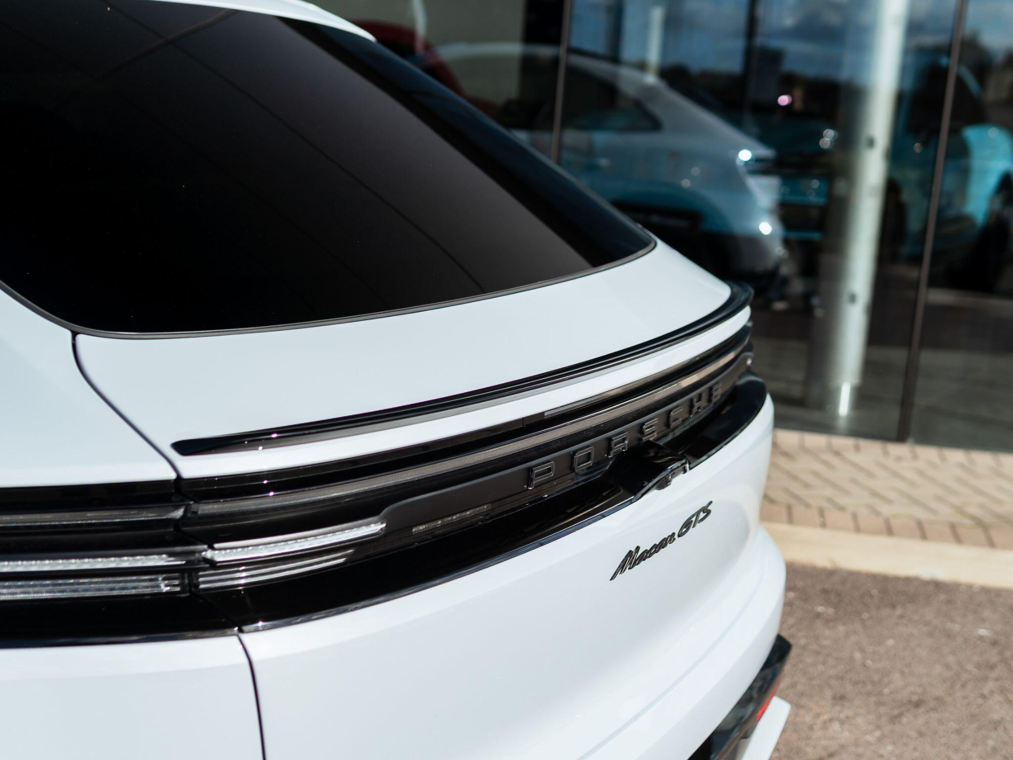 Porsche Macan view 6