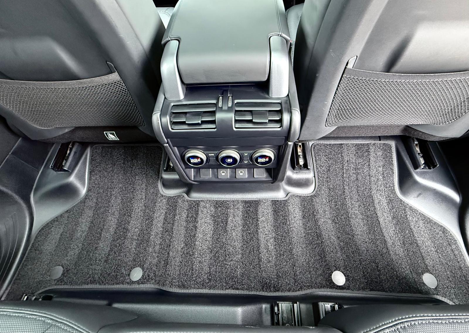 Land Rover Defender view 30