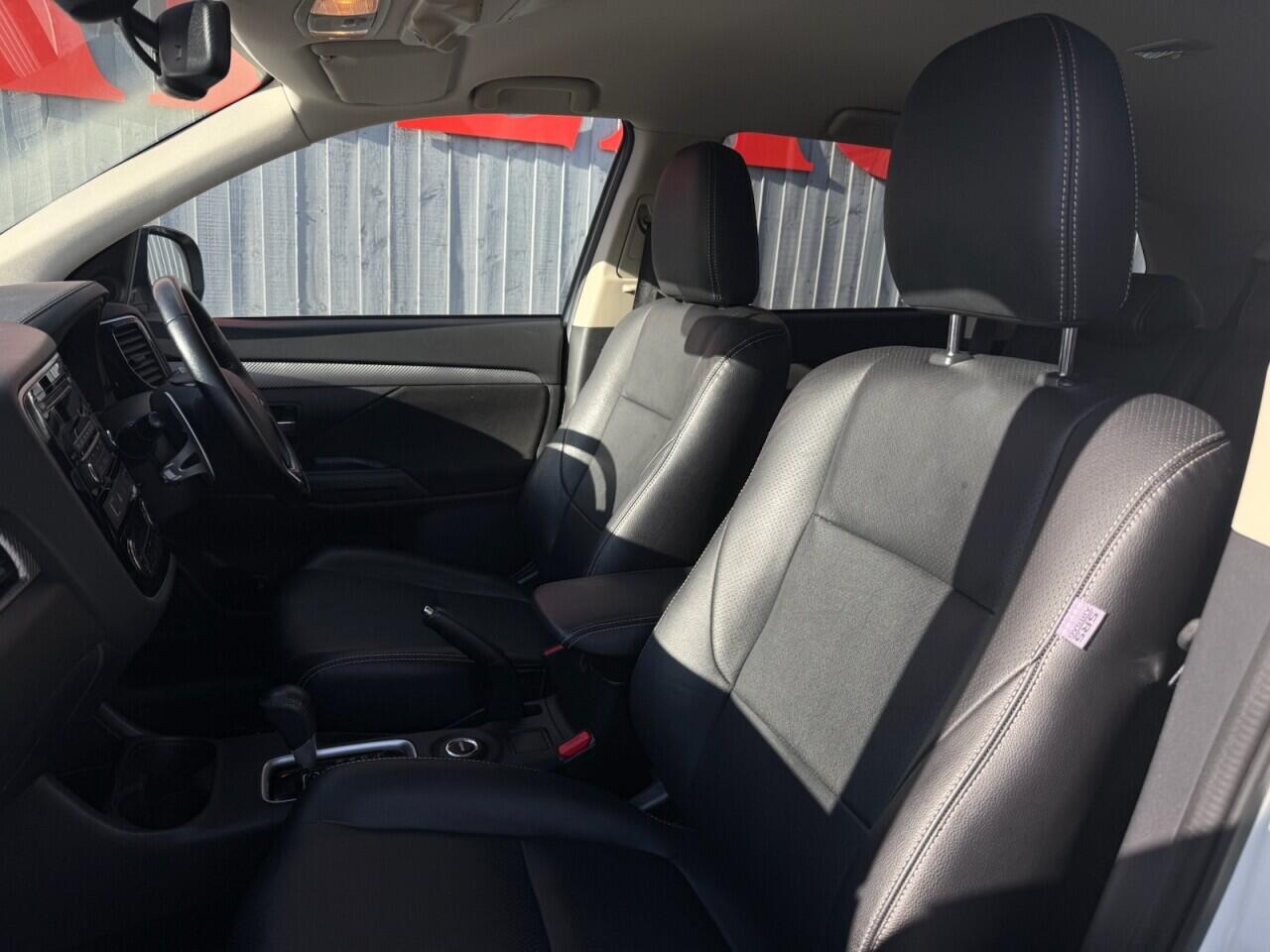 Mitsubishi Outlander view 22