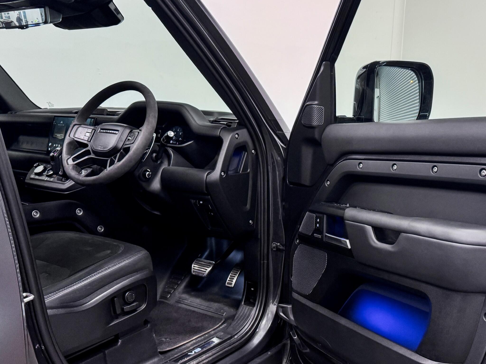 Land Rover Defender 110 view 23