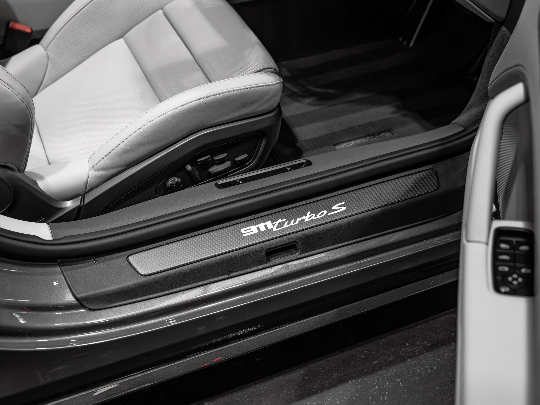Porsche 911 view 30