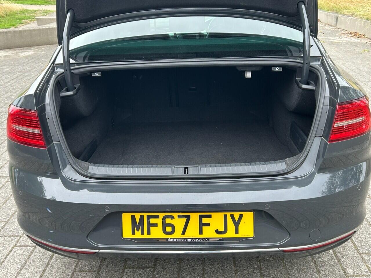 Volkswagen Passat view 13