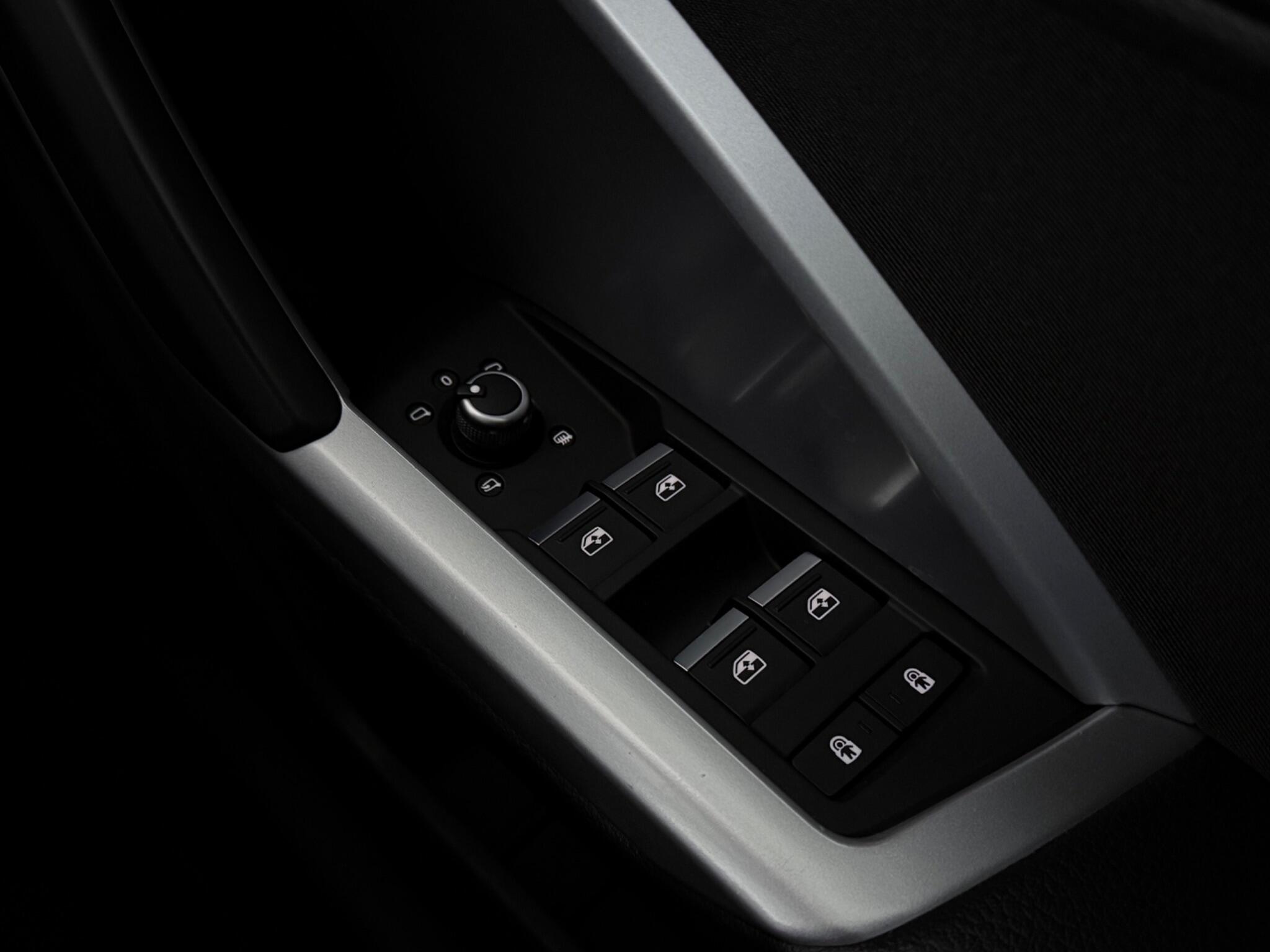 Audi Q3 view 15