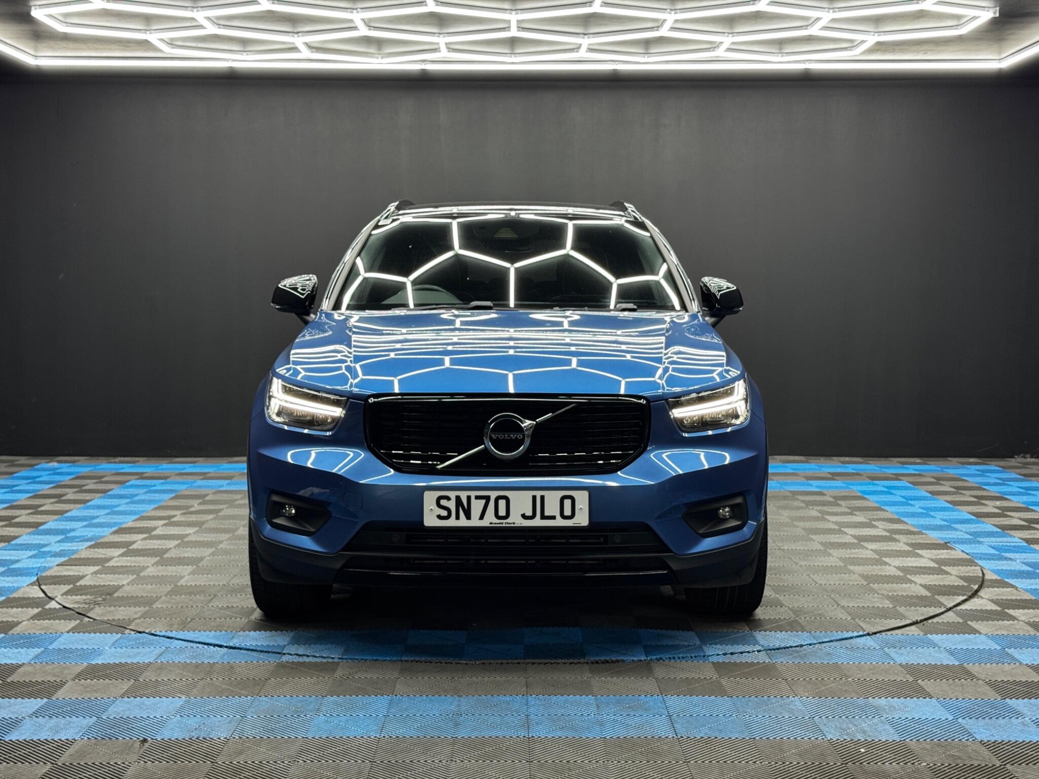 Volvo XC40 view 2