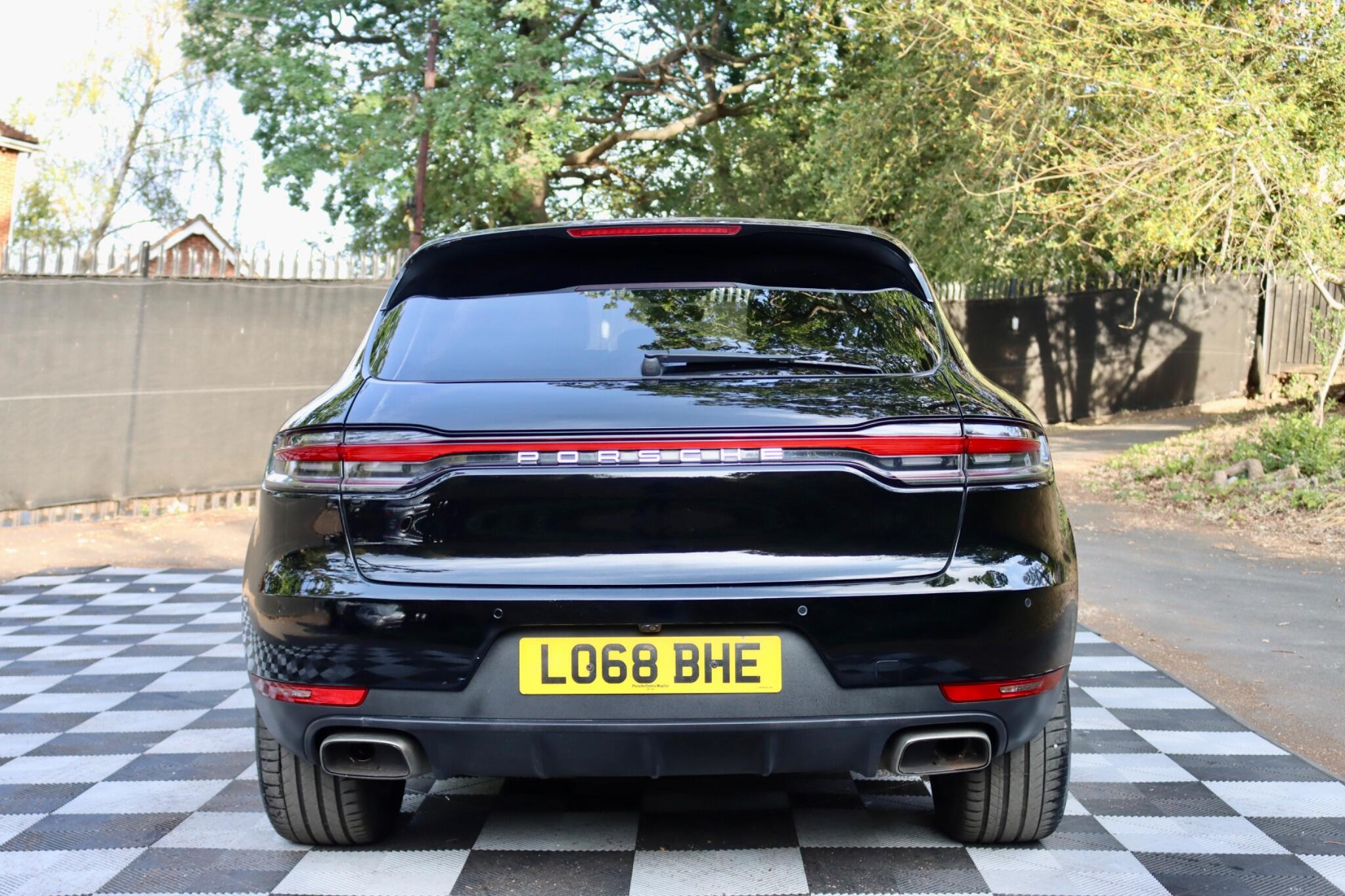 Porsche Macan view 13