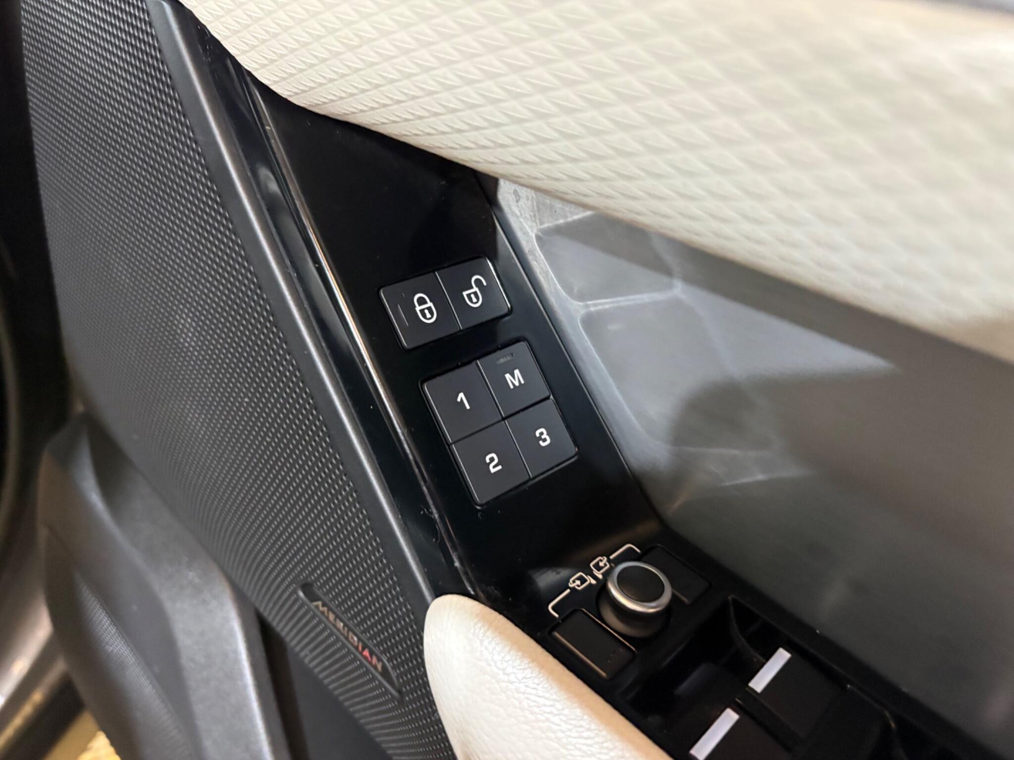 Land Rover Range Rover Velar view 79