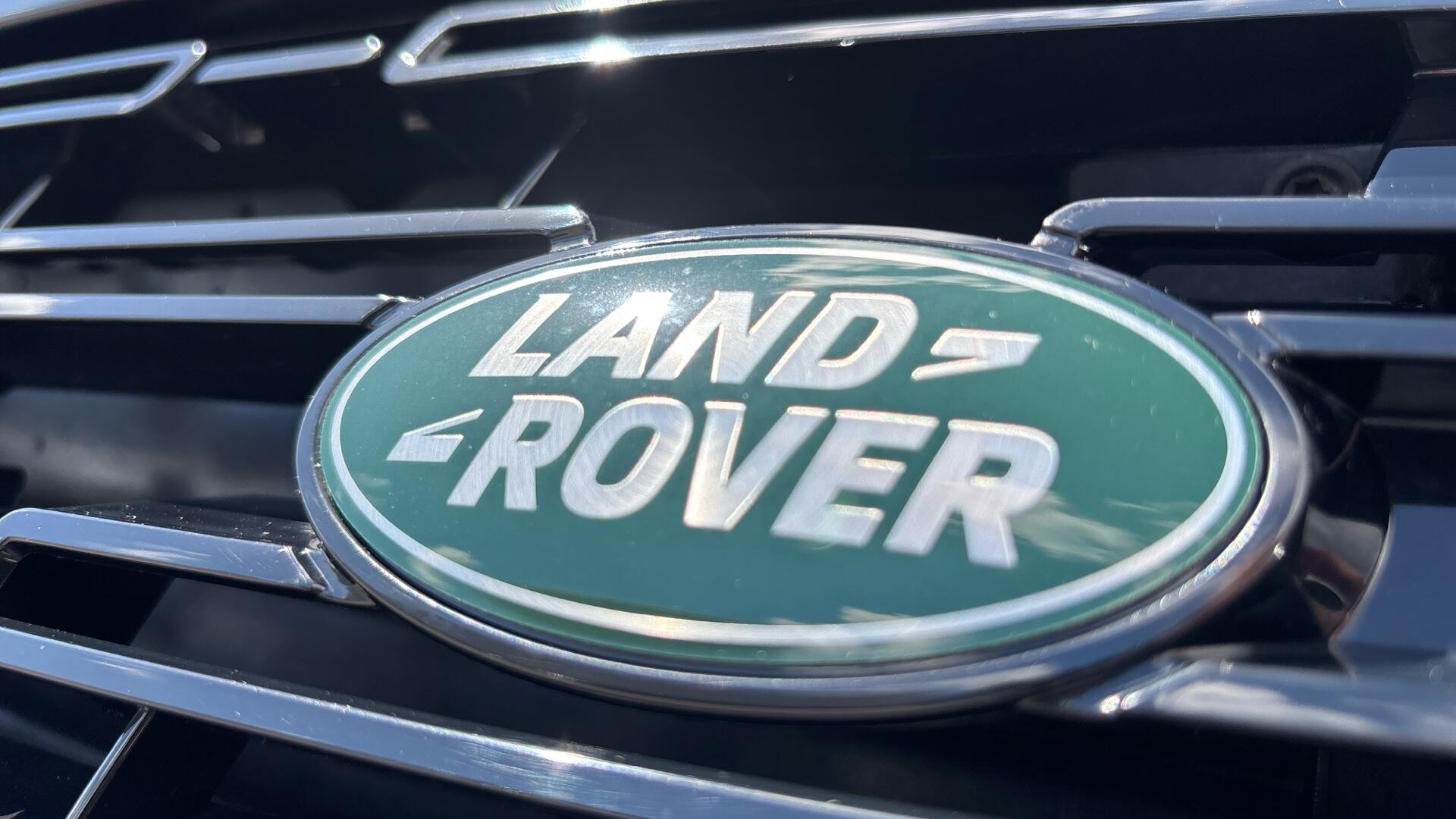 Land Rover Discovery Sport view 32