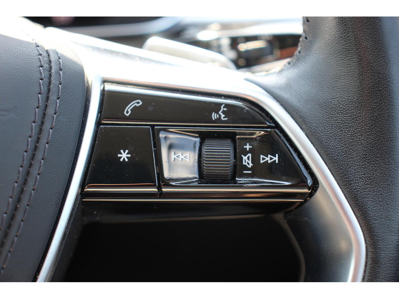 Audi A8 view 32