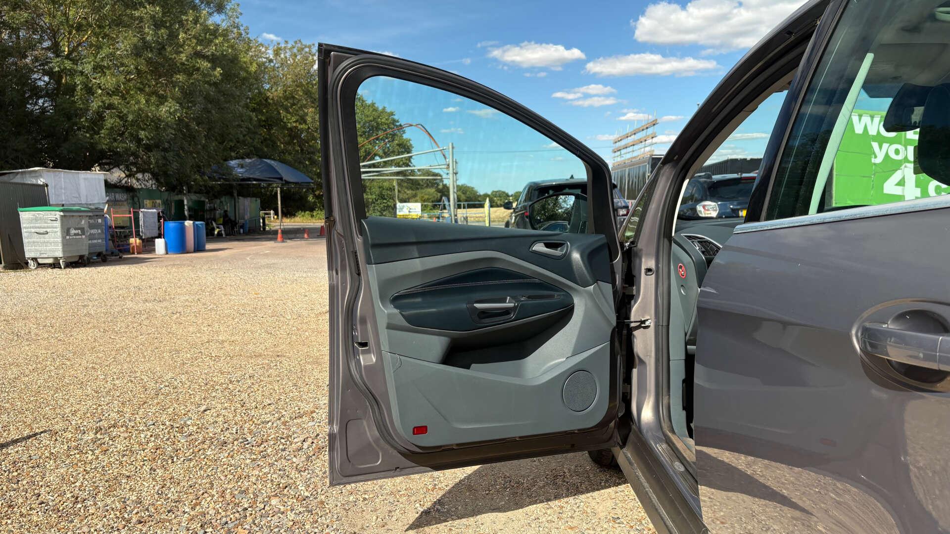 Ford C-Max view 35