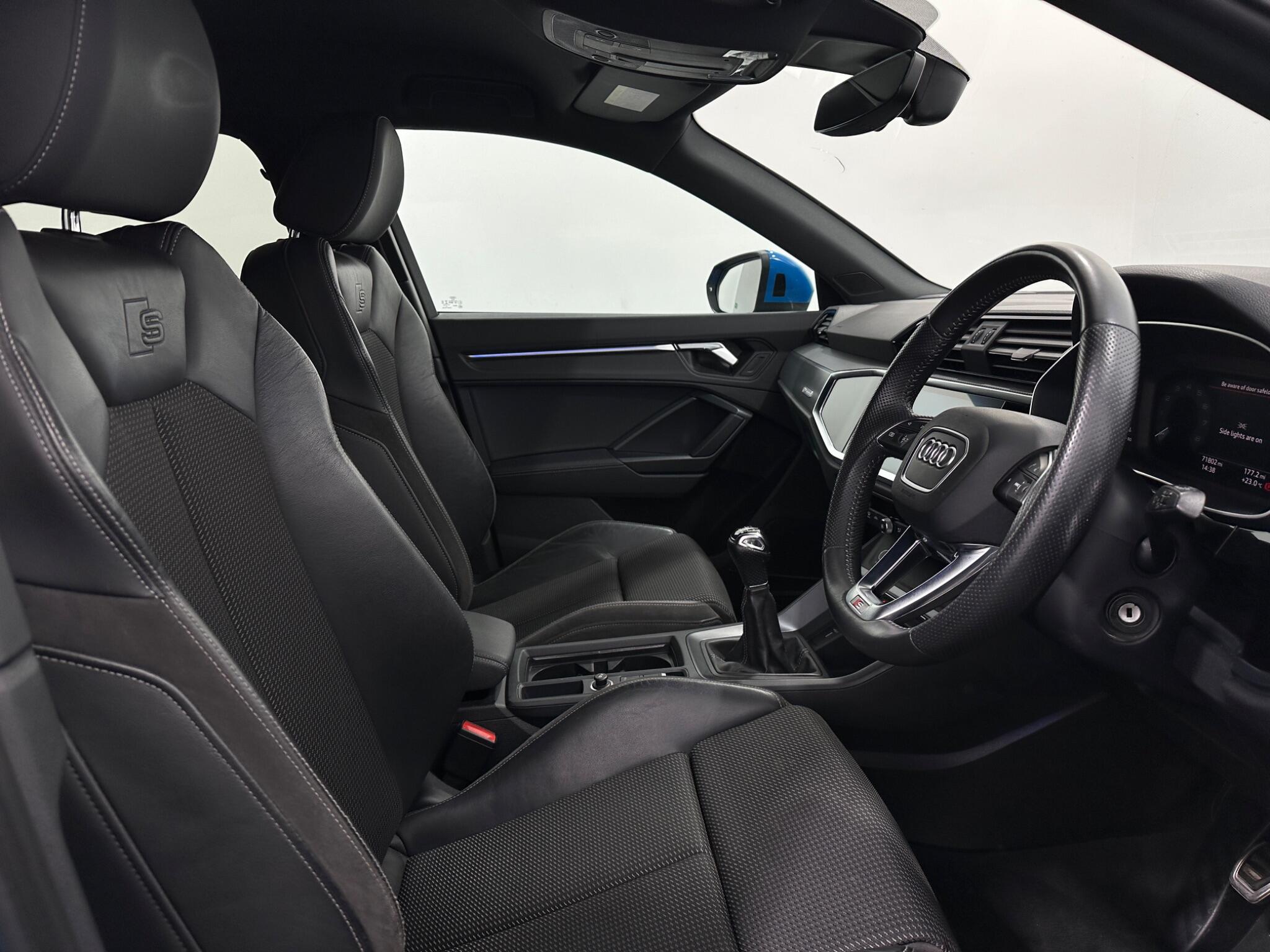 Audi Q3 view 32