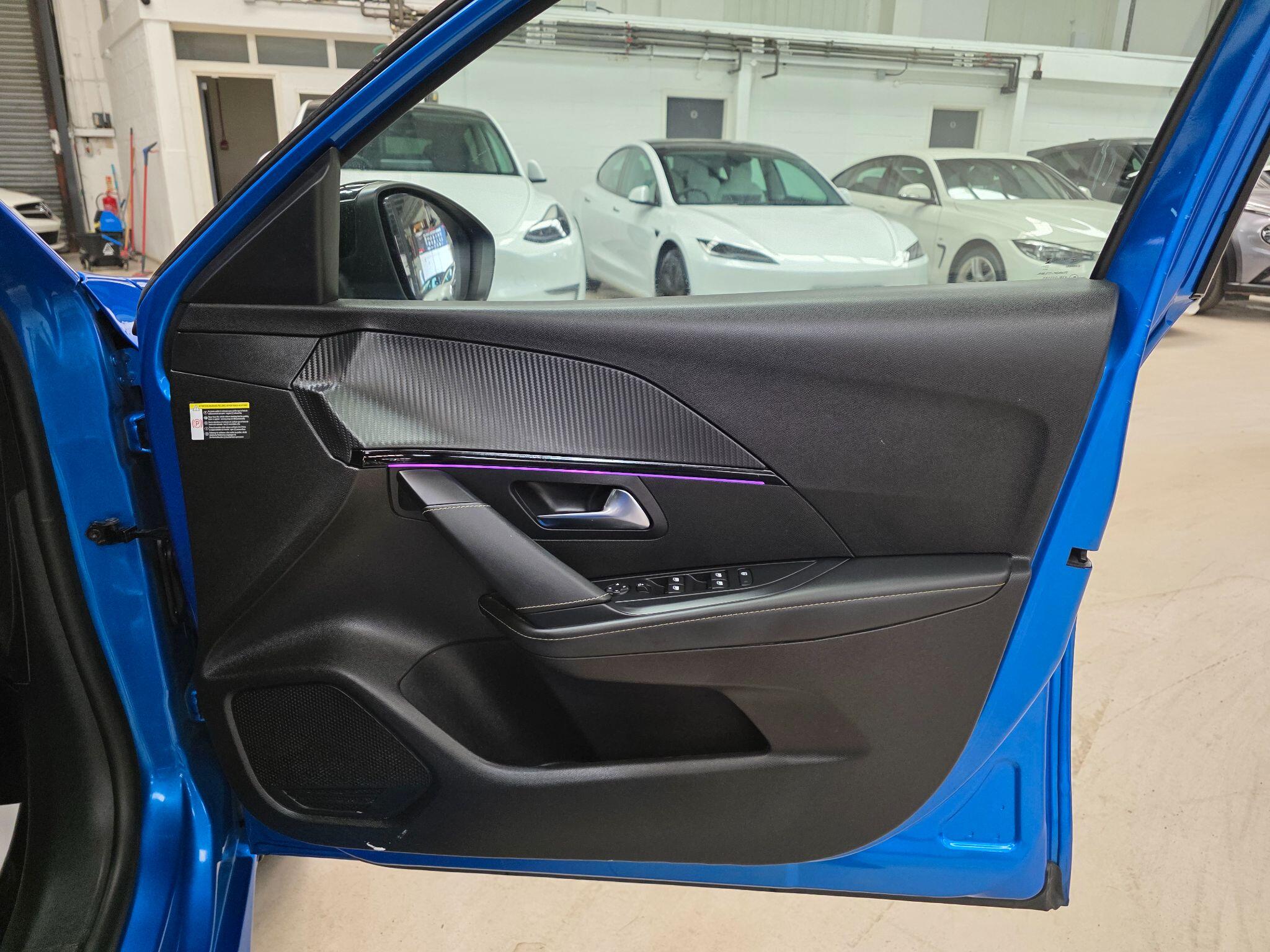 Peugeot 208 view 12