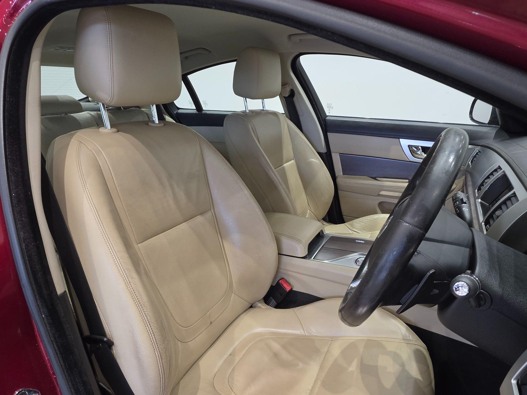 Jaguar XF view 21