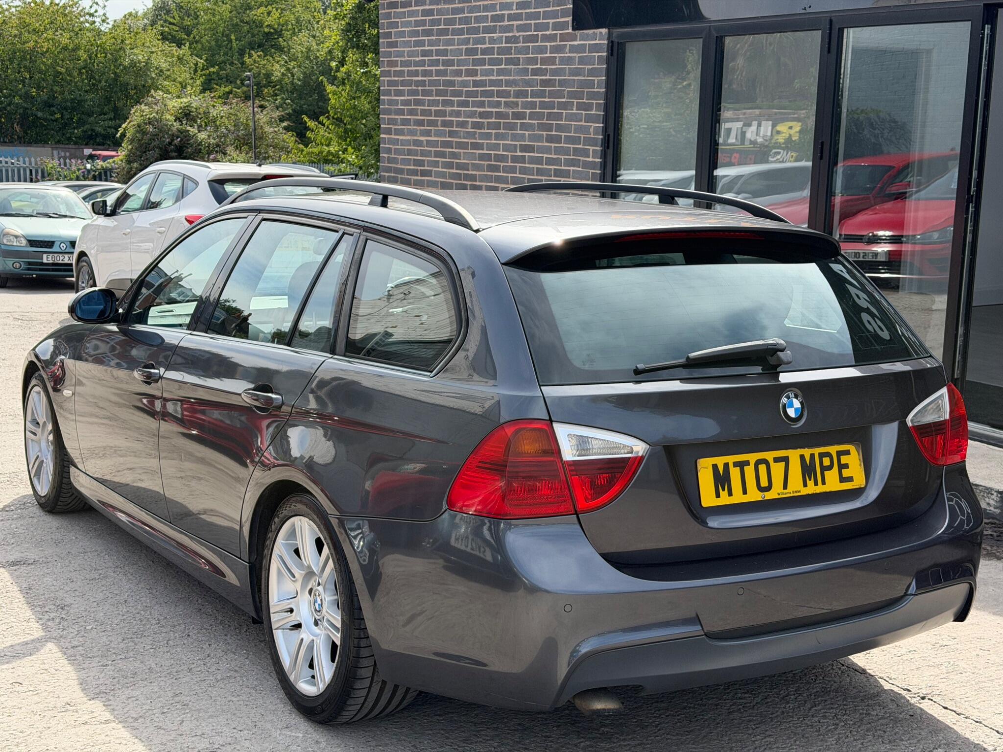 BMW 3 Series view 8
