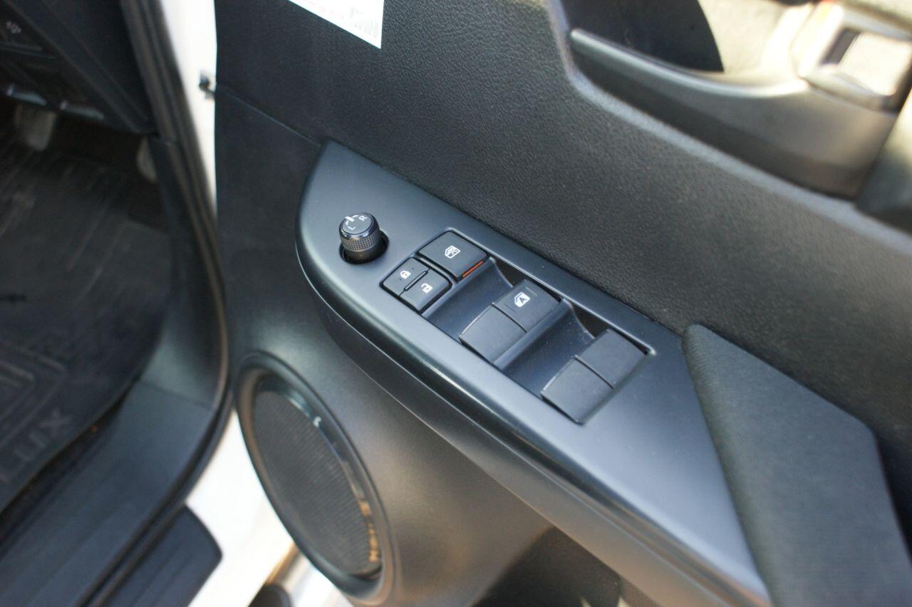 Toyota Hilux view 37