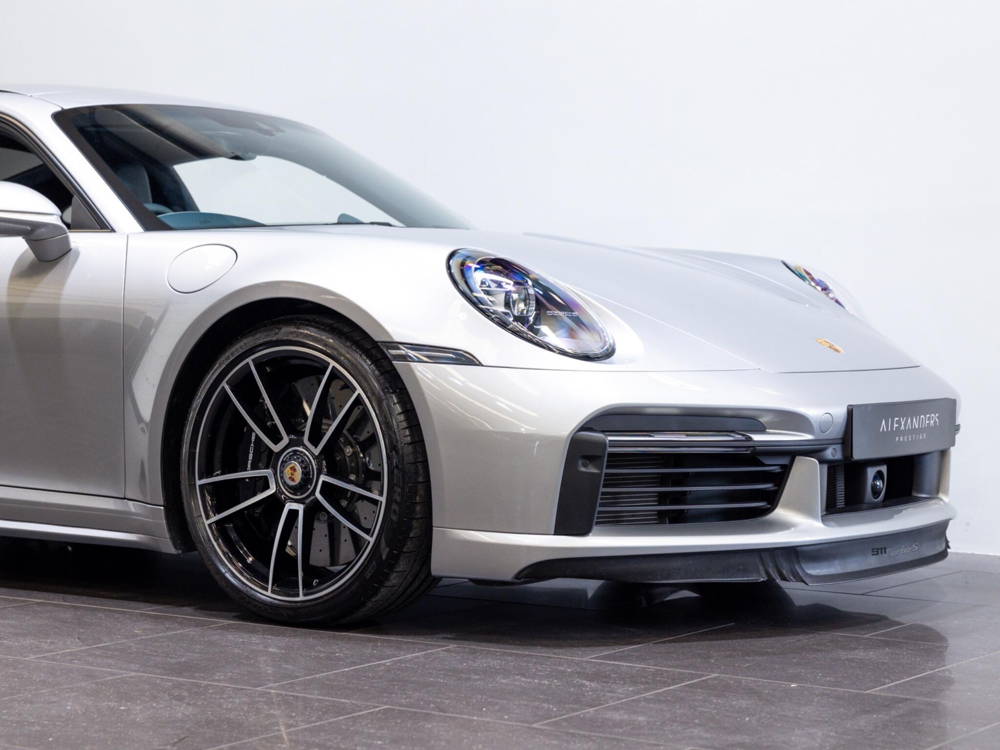 Porsche 911 view 12
