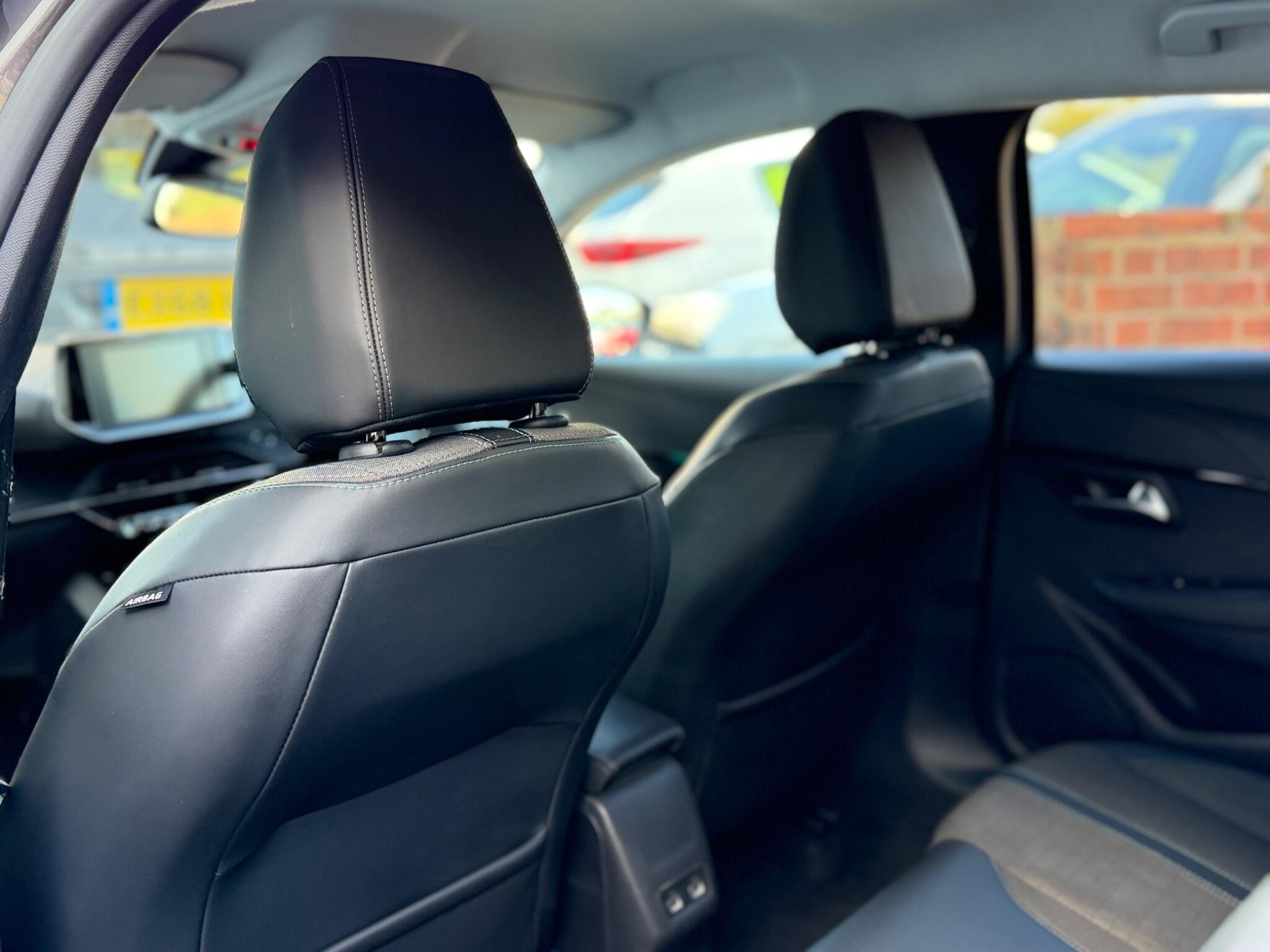 Peugeot 208 view 16