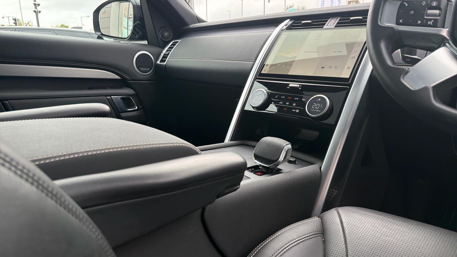 Land Rover Discovery view 30