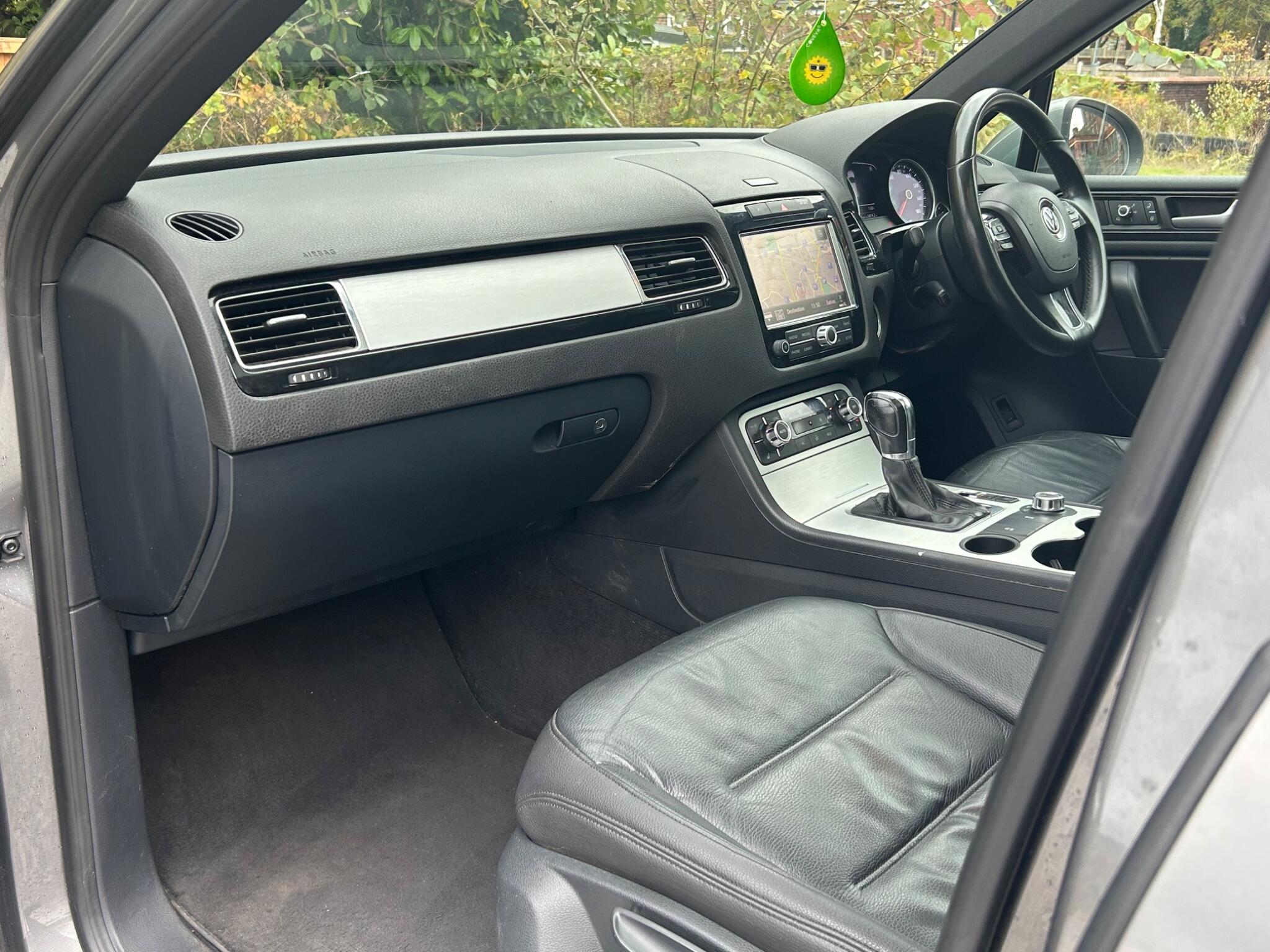 Volkswagen Touareg view 28