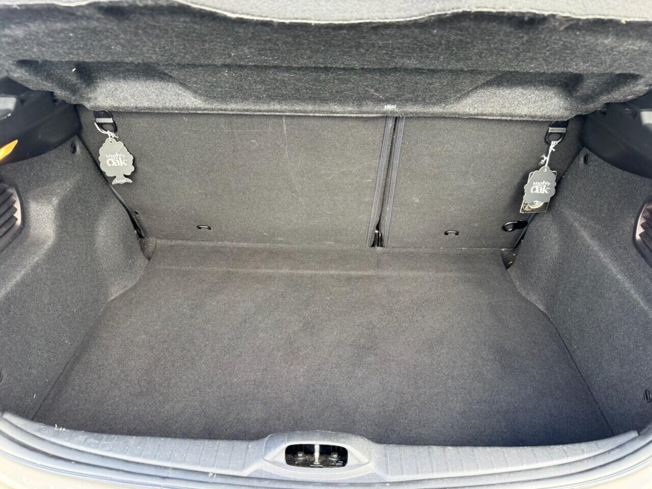Peugeot 208 view 9