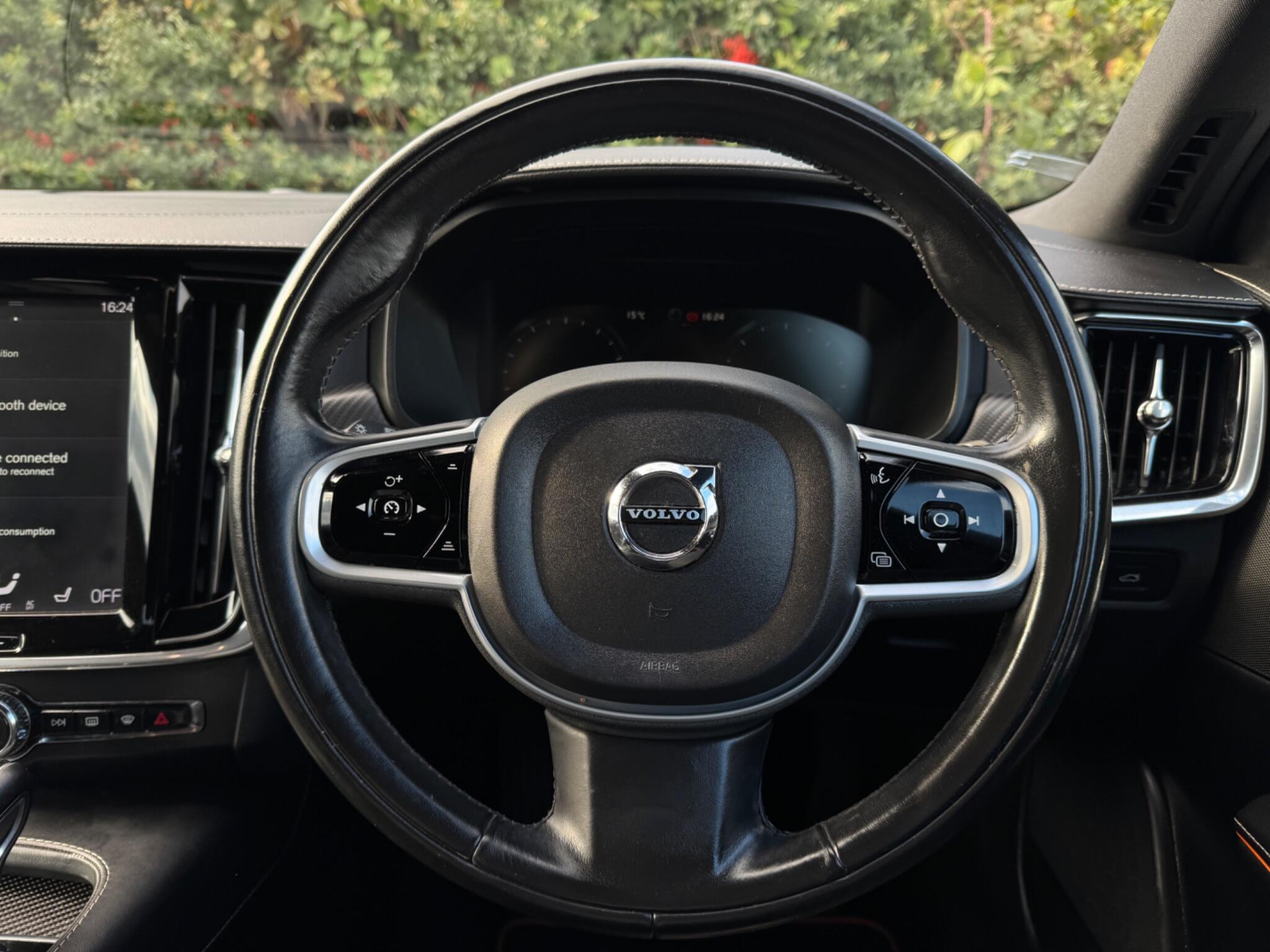 Volvo V90 Cross Country view 19