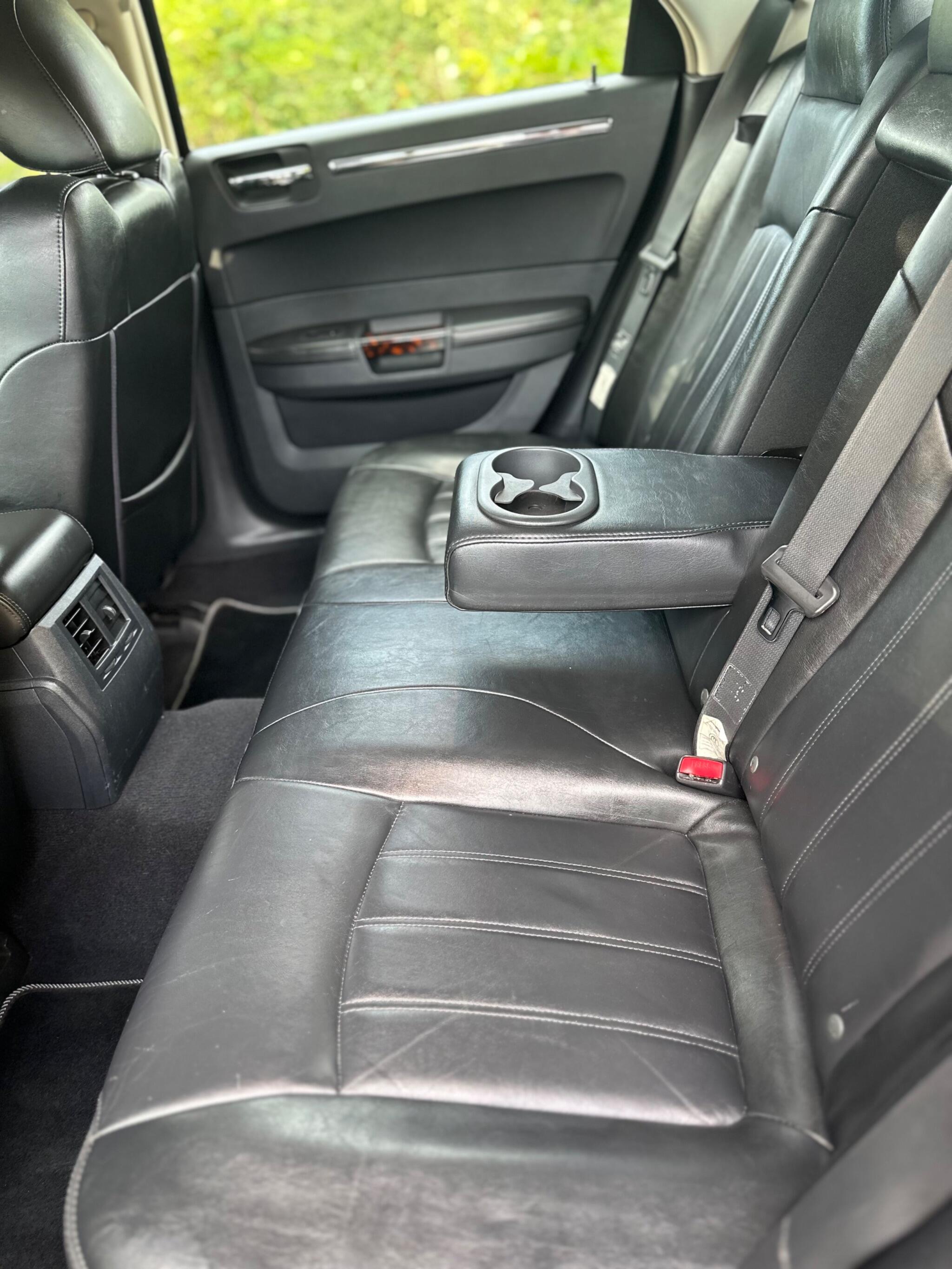 2008 Chrysler 300C image 13