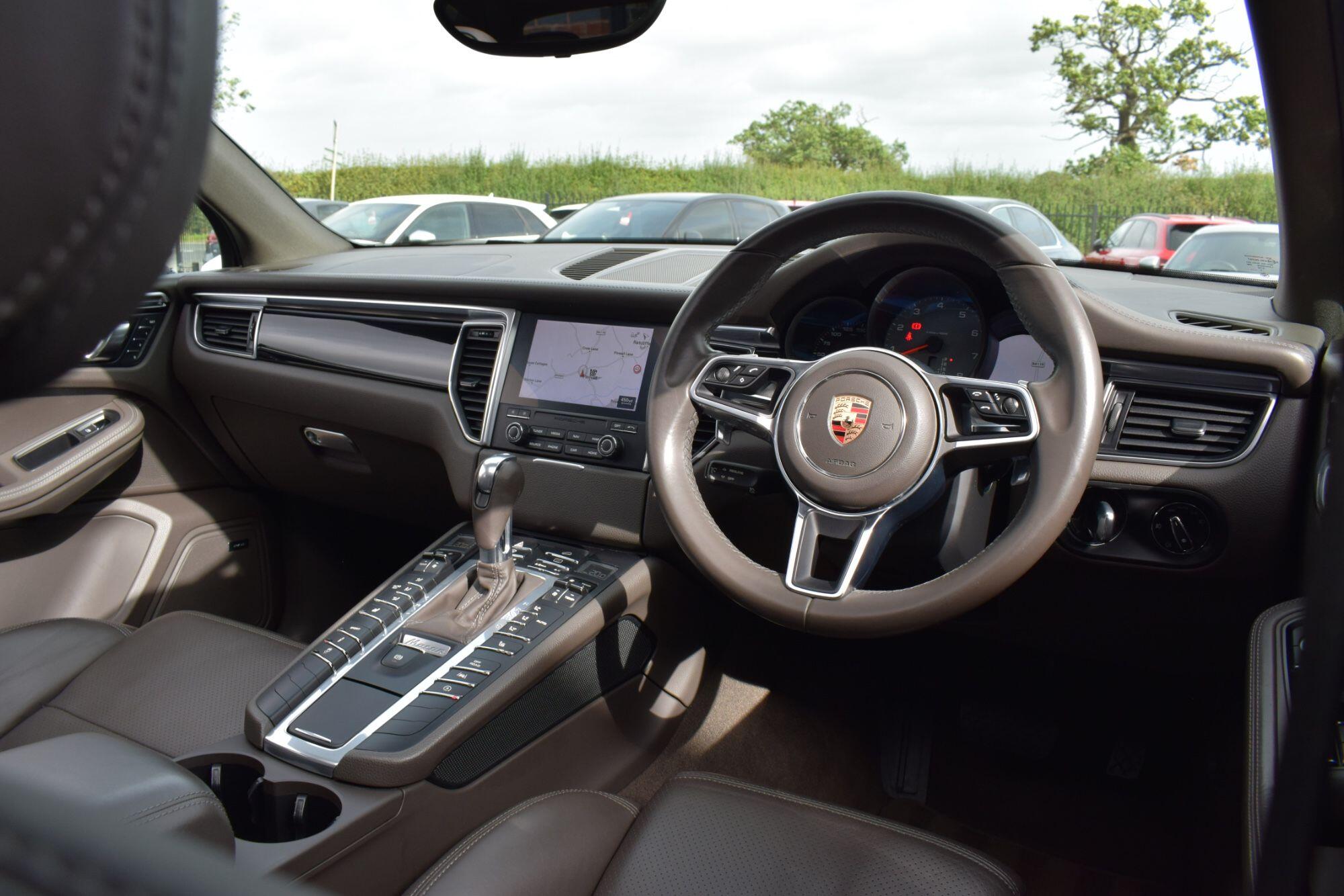 Porsche Macan view 18