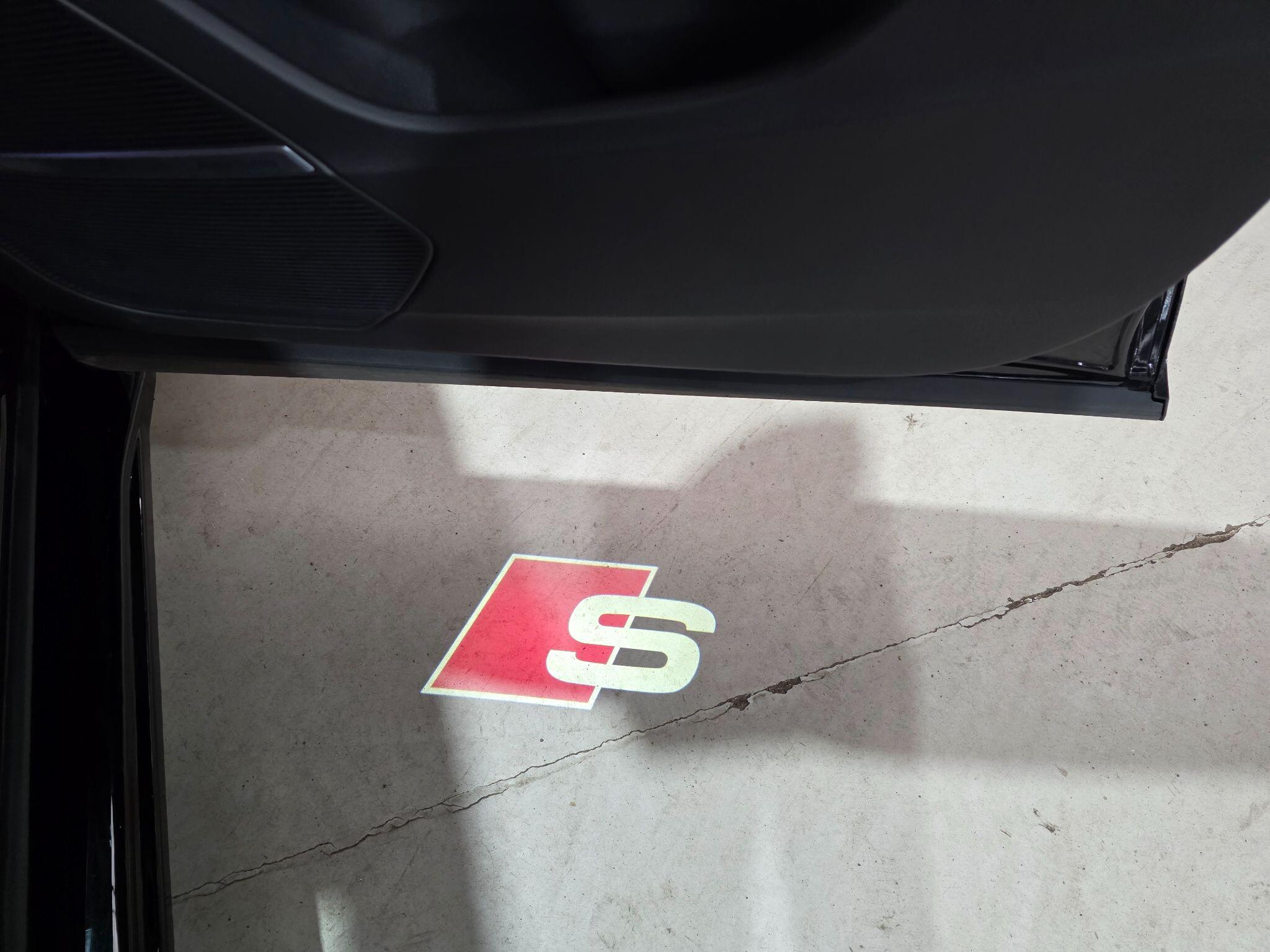 Audi SQ8 view 18