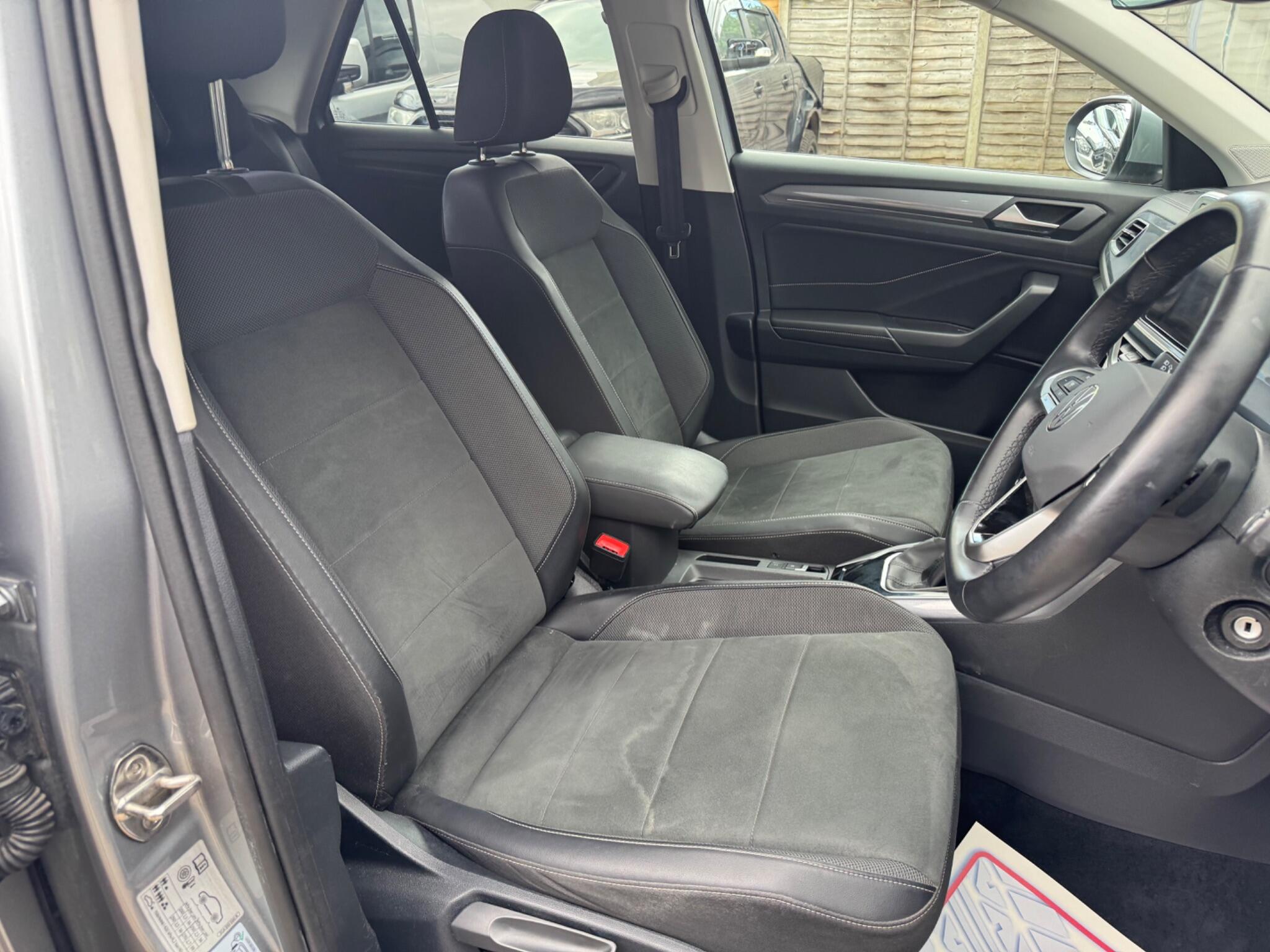 Volkswagen T-Roc view 12