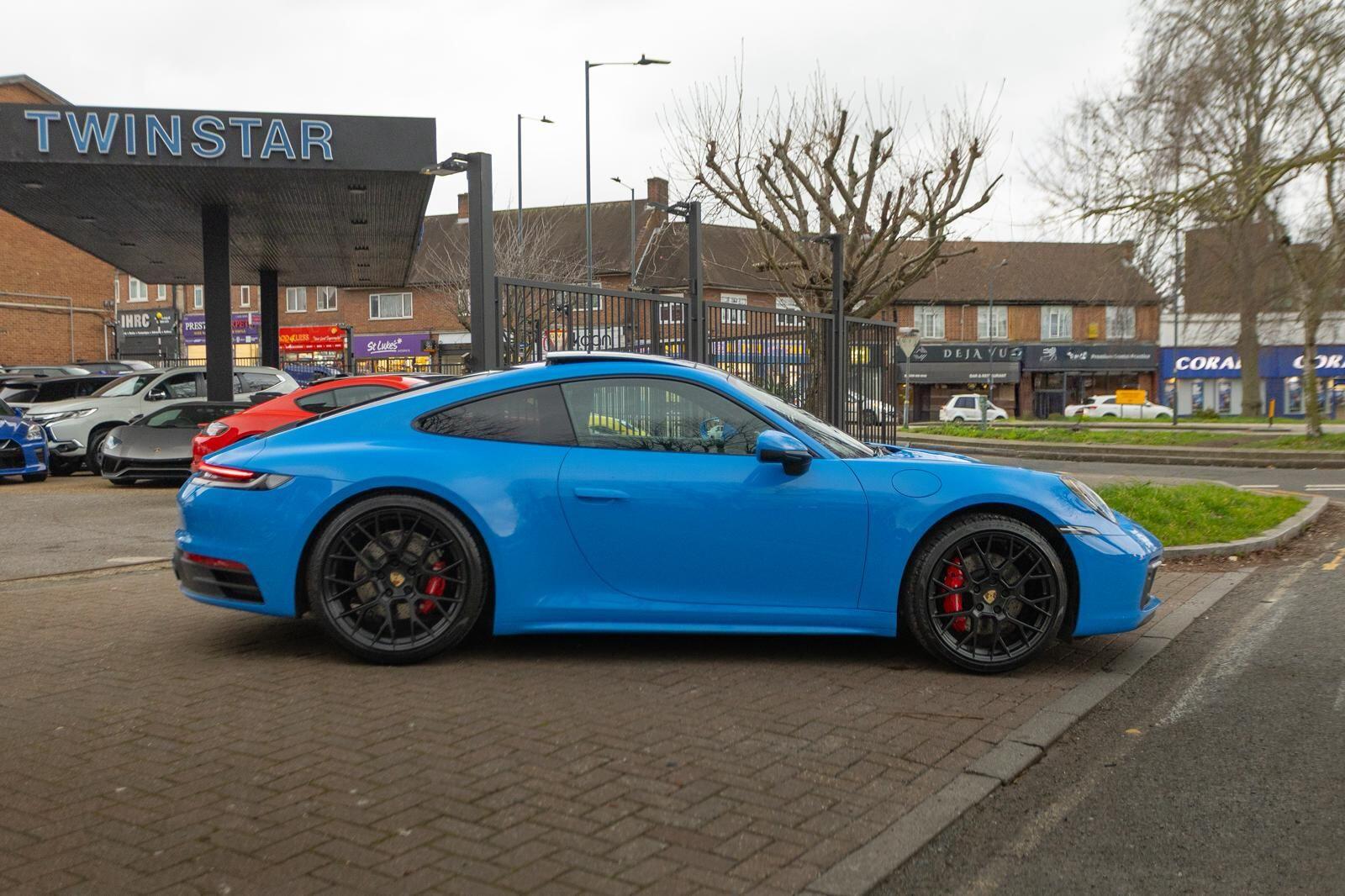 Porsche 911 view 10