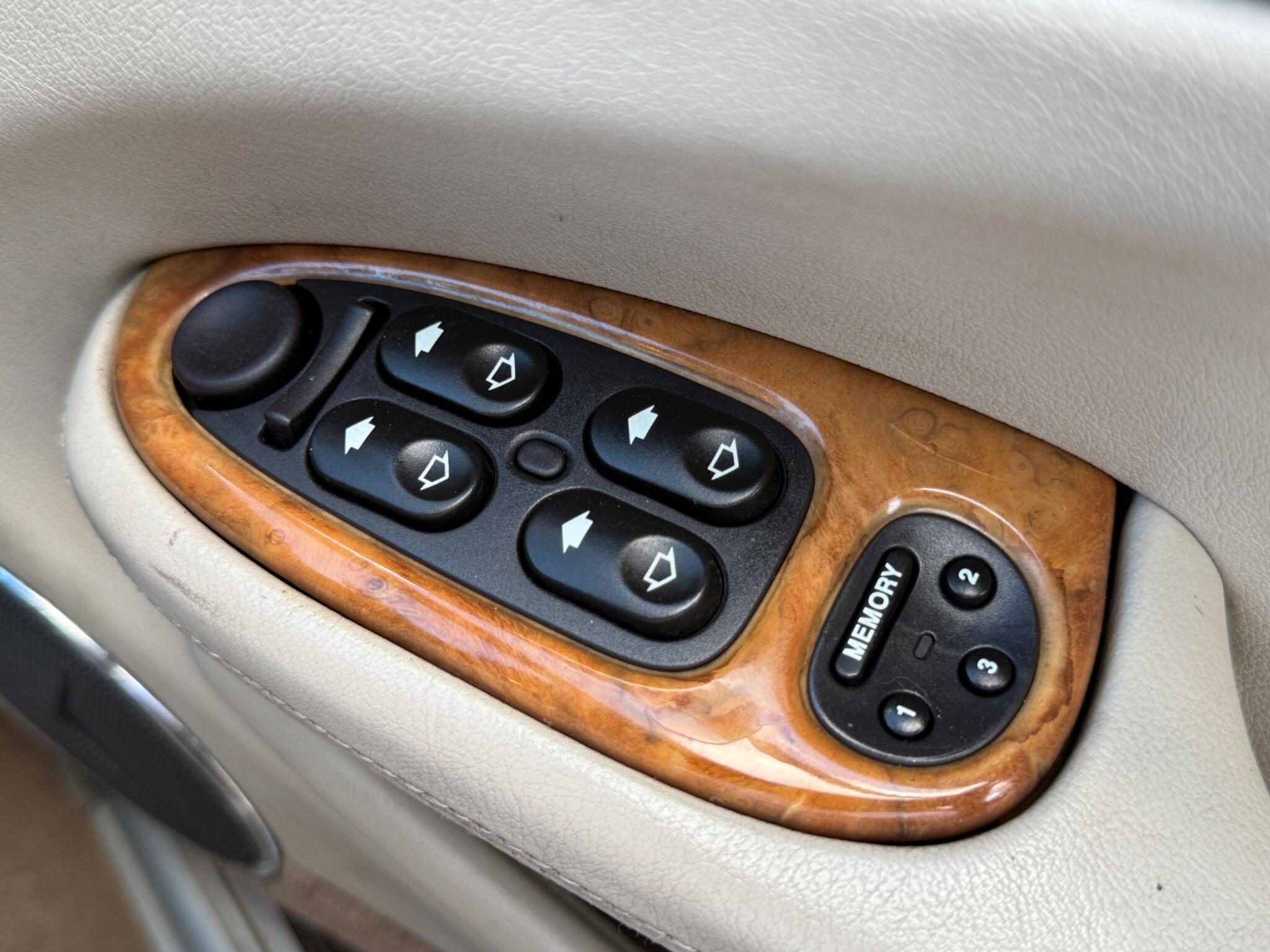 Jaguar XJ - Image 39