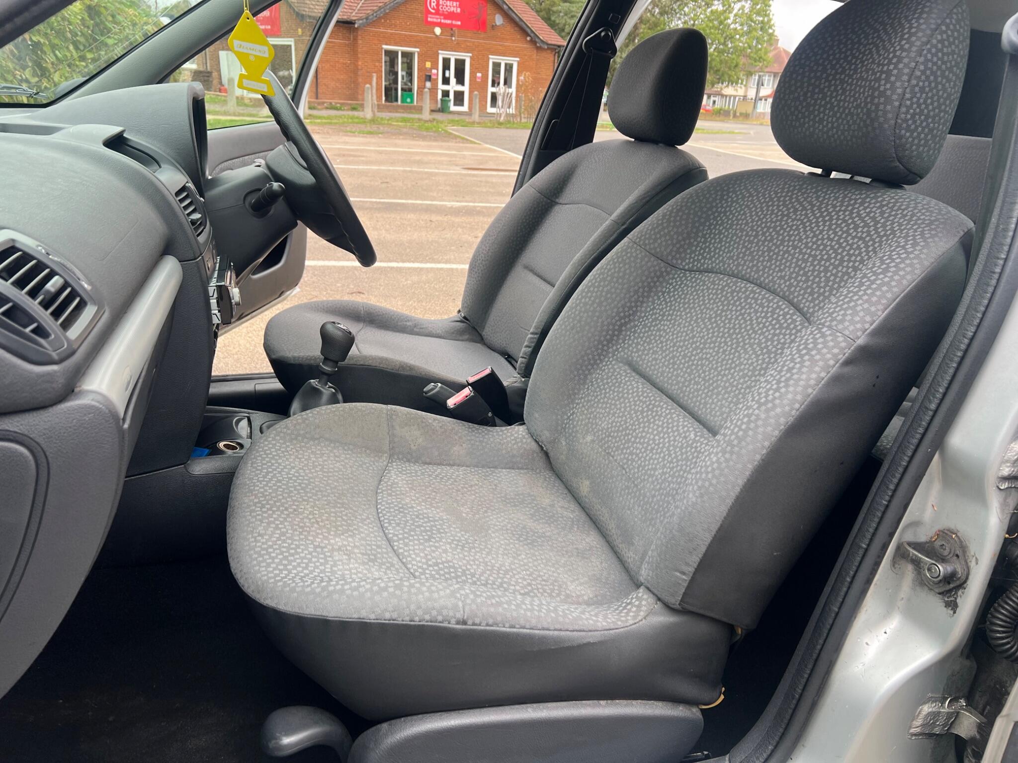 Renault Clio view 16