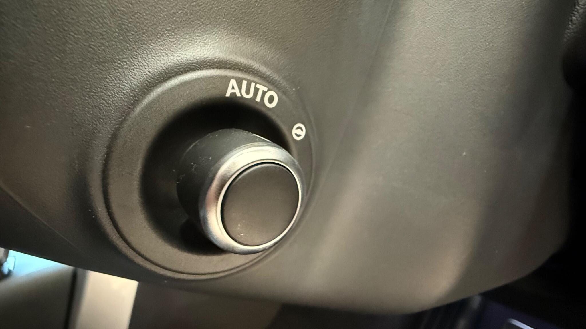 Land Rover Discovery view 12