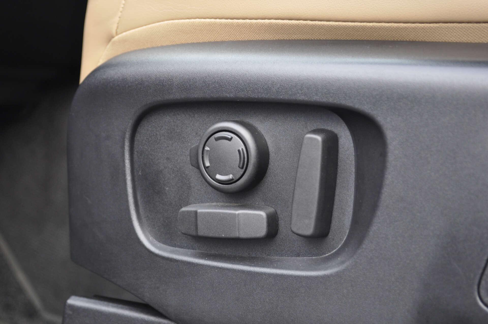 Land Rover Discovery view 16