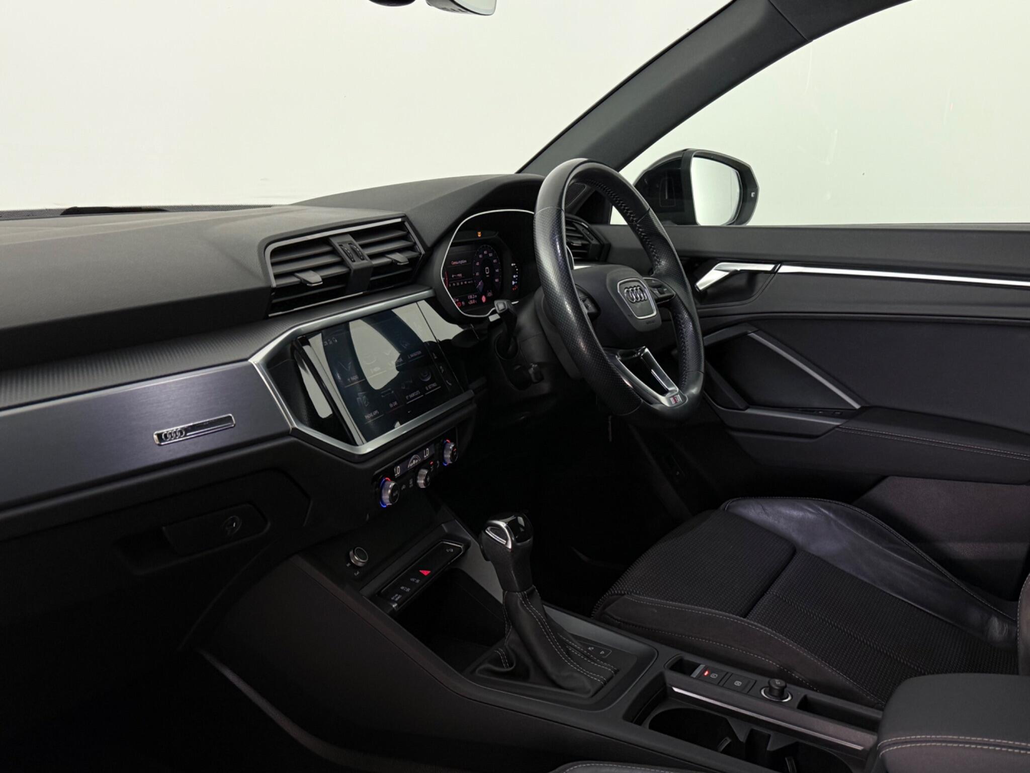 Audi Q3 view 4