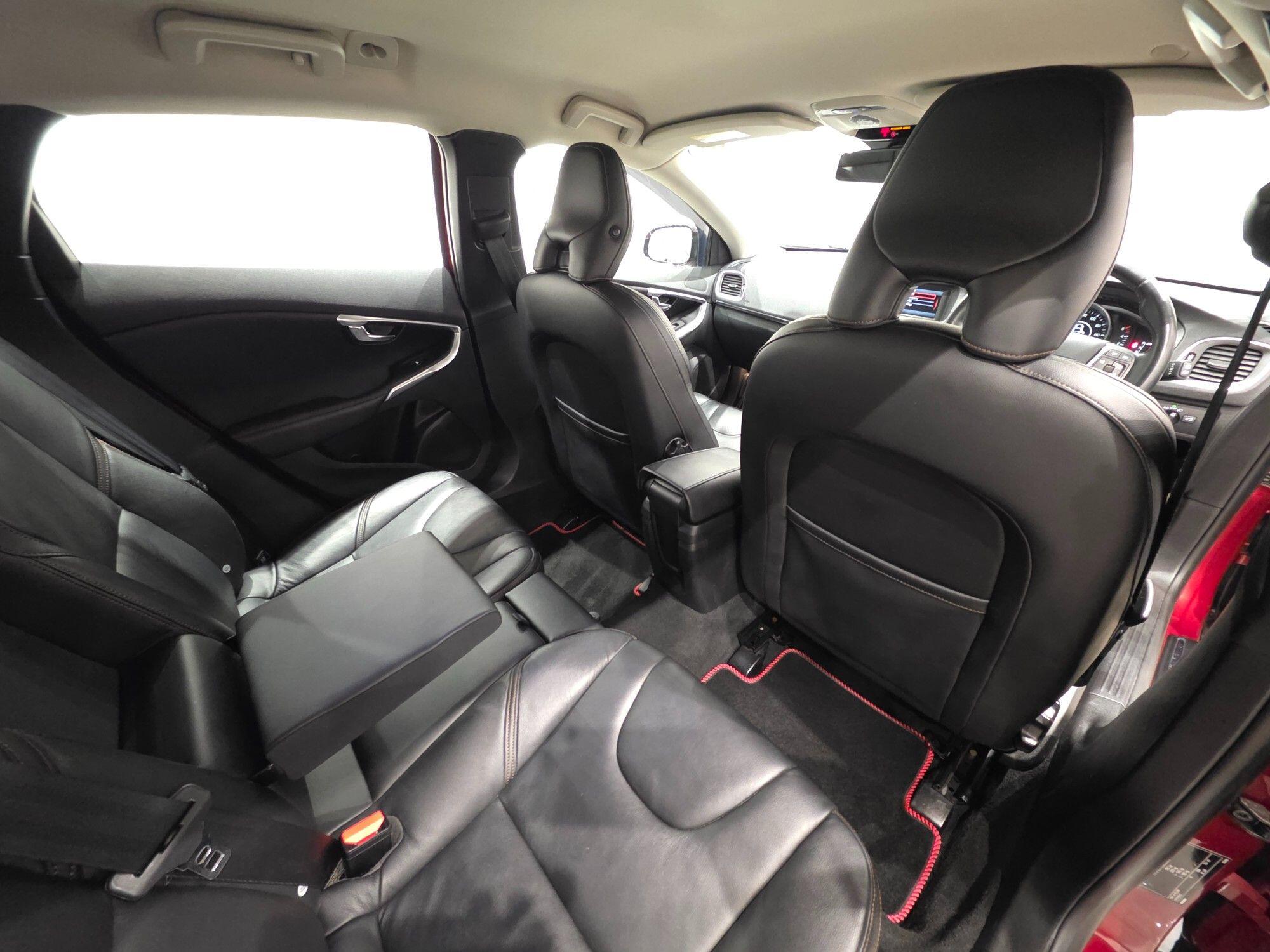 Volvo V40 Cross Country view 7