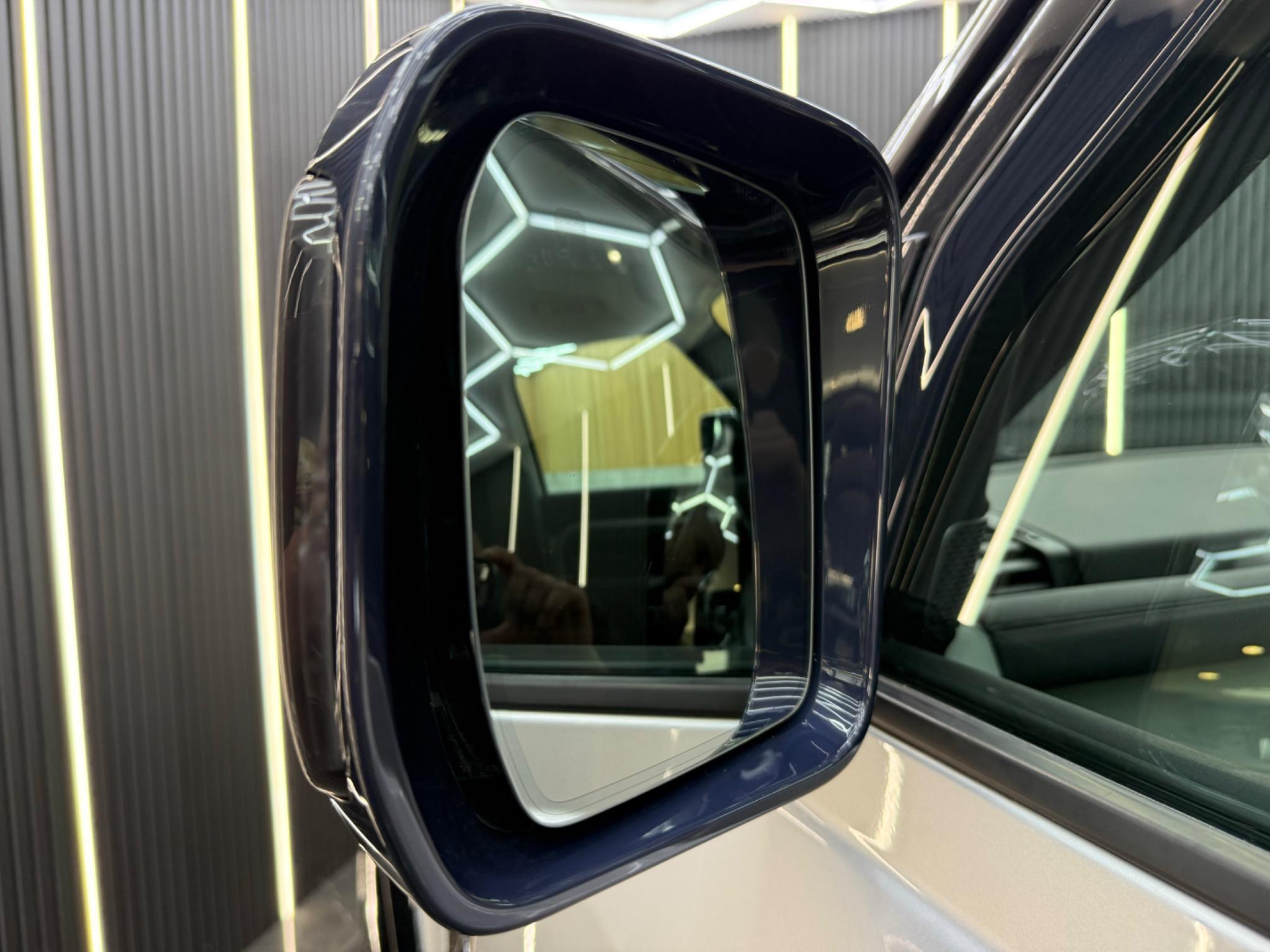 Land Rover Defender 110 view 31