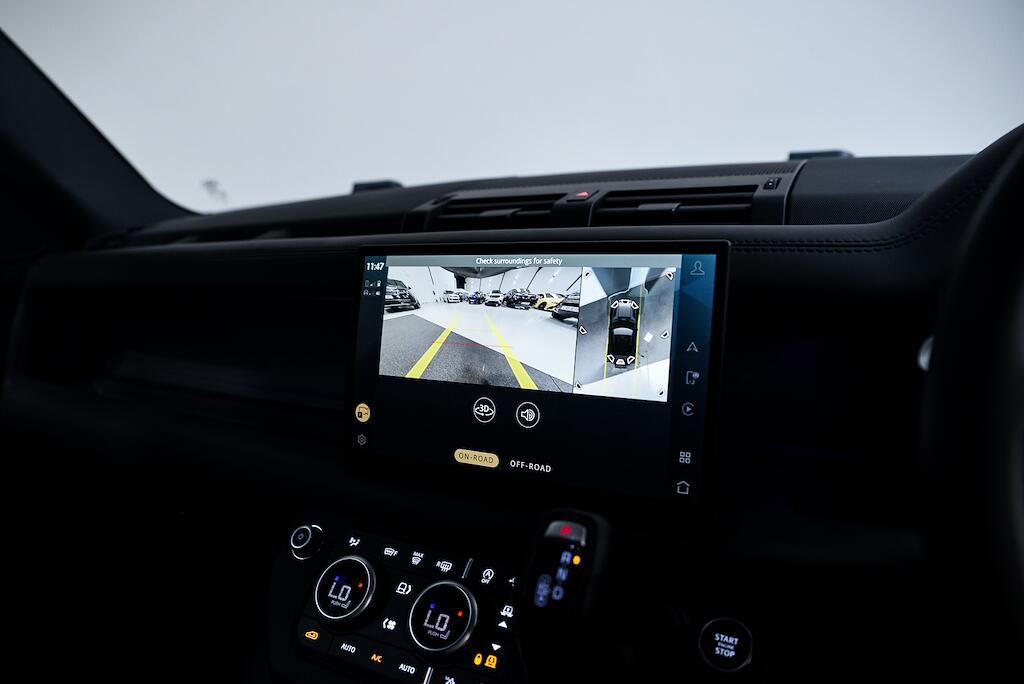Land Rover Defender view 32