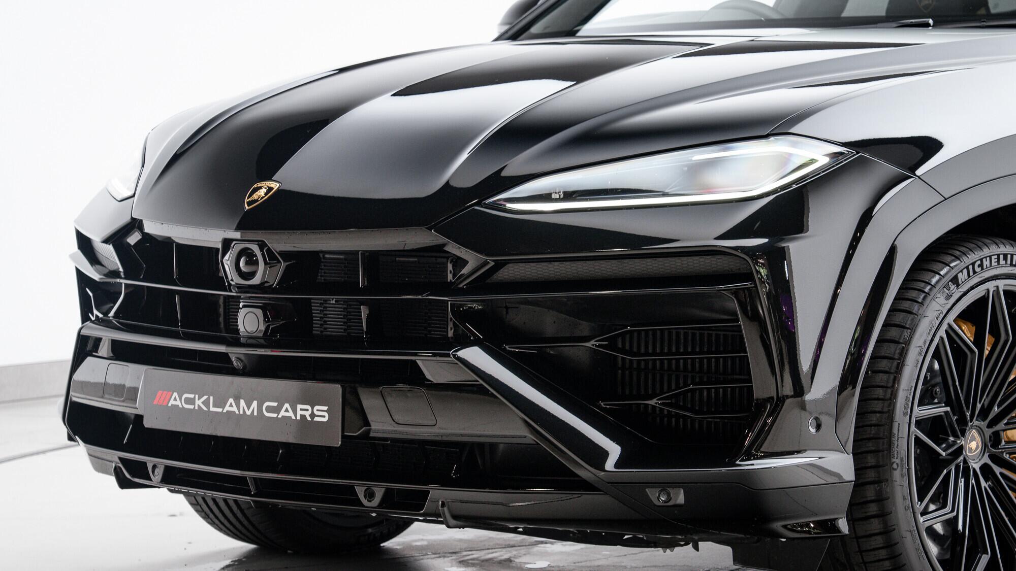 Lamborghini Urus view 9