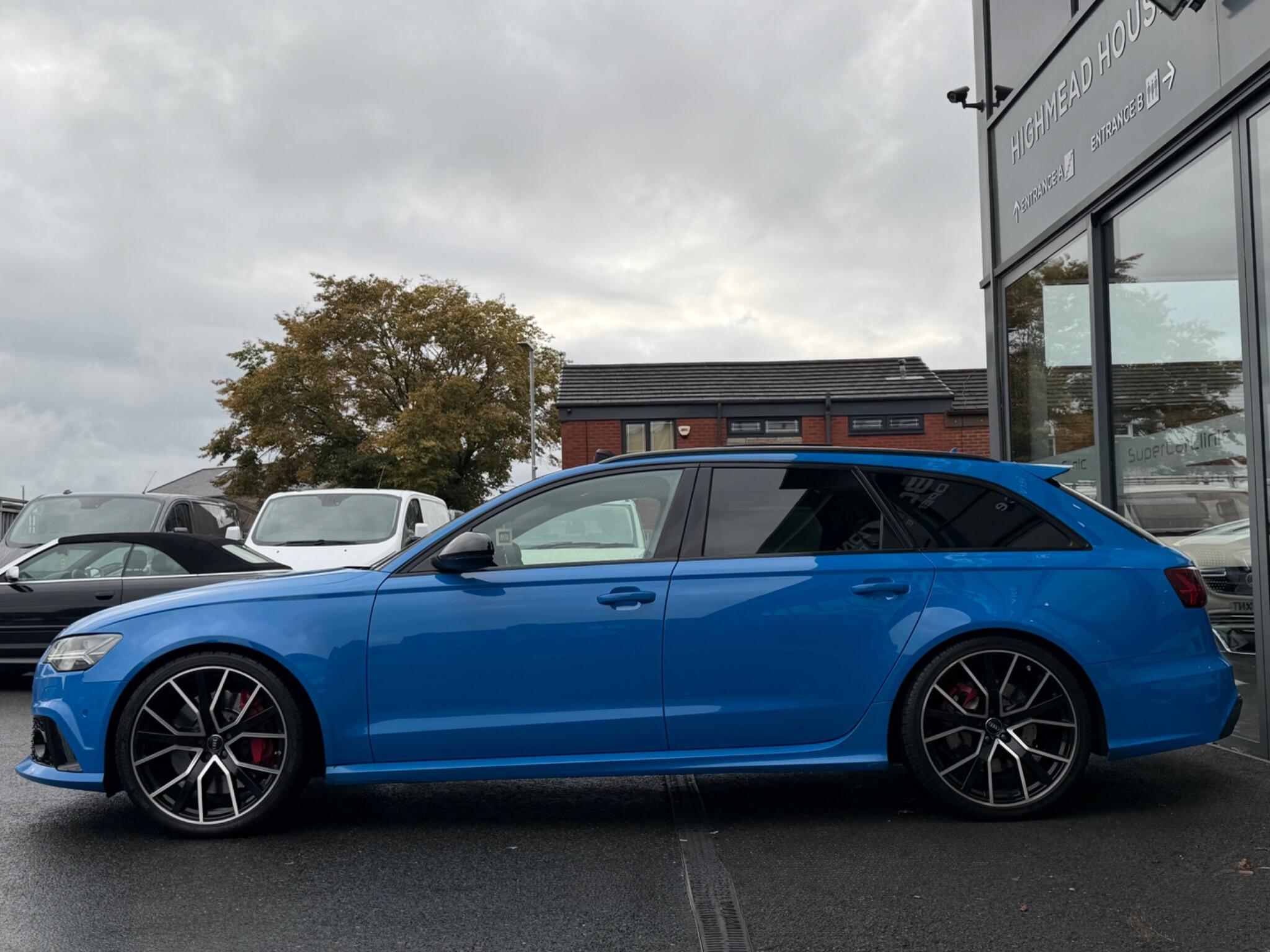 Audi RS6 Avant view 5