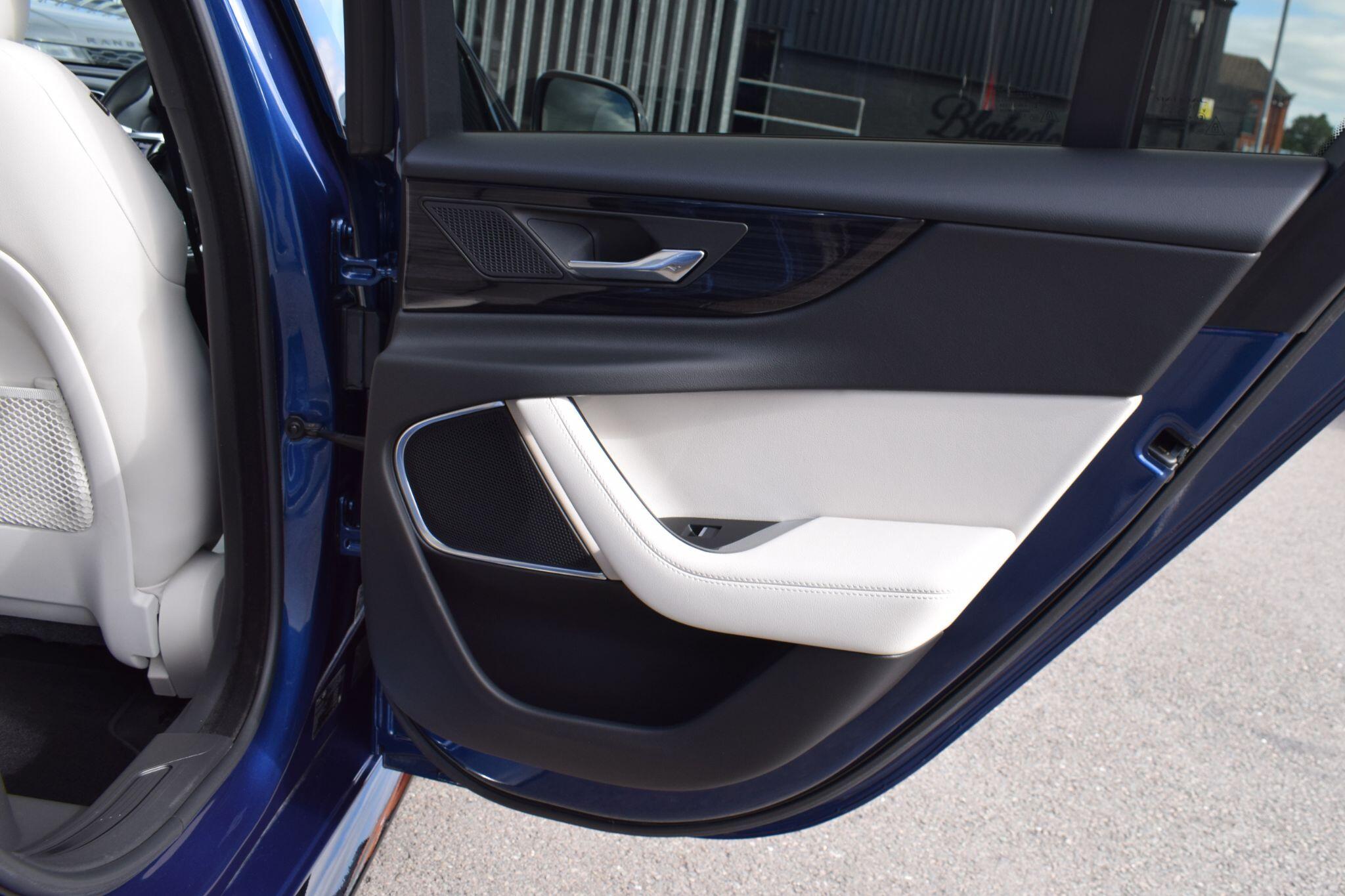 Jaguar Xe view 14