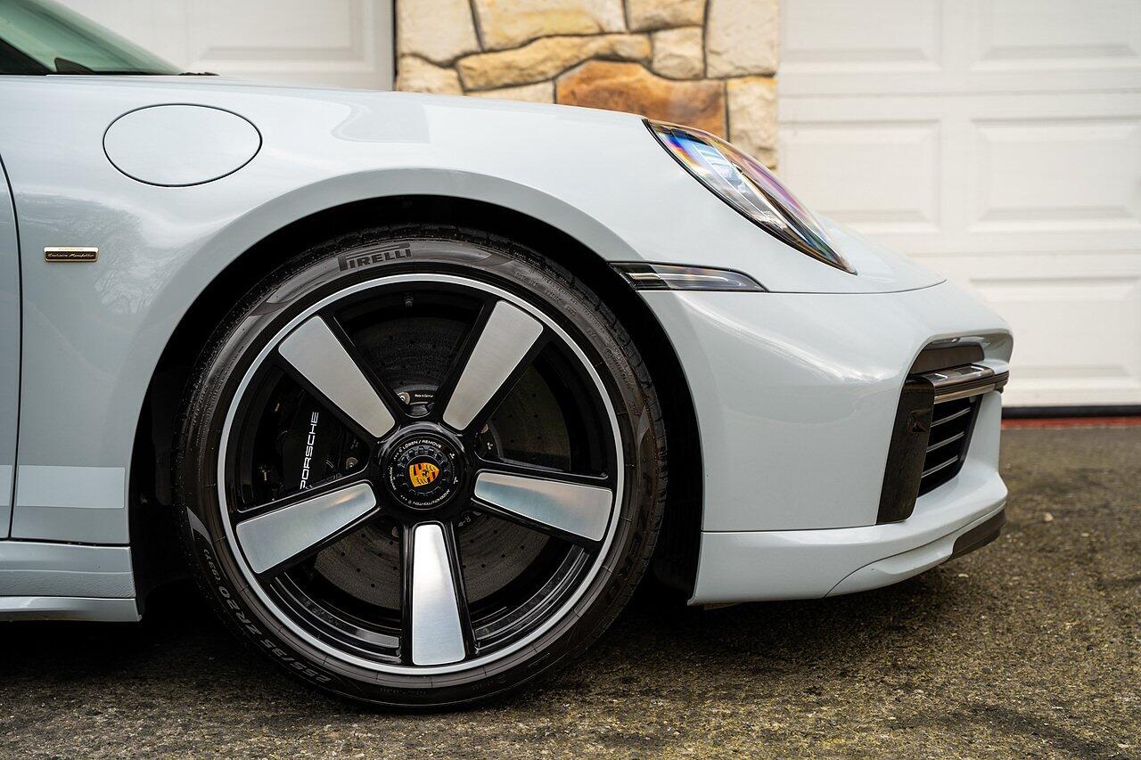 Porsche 911 view 4
